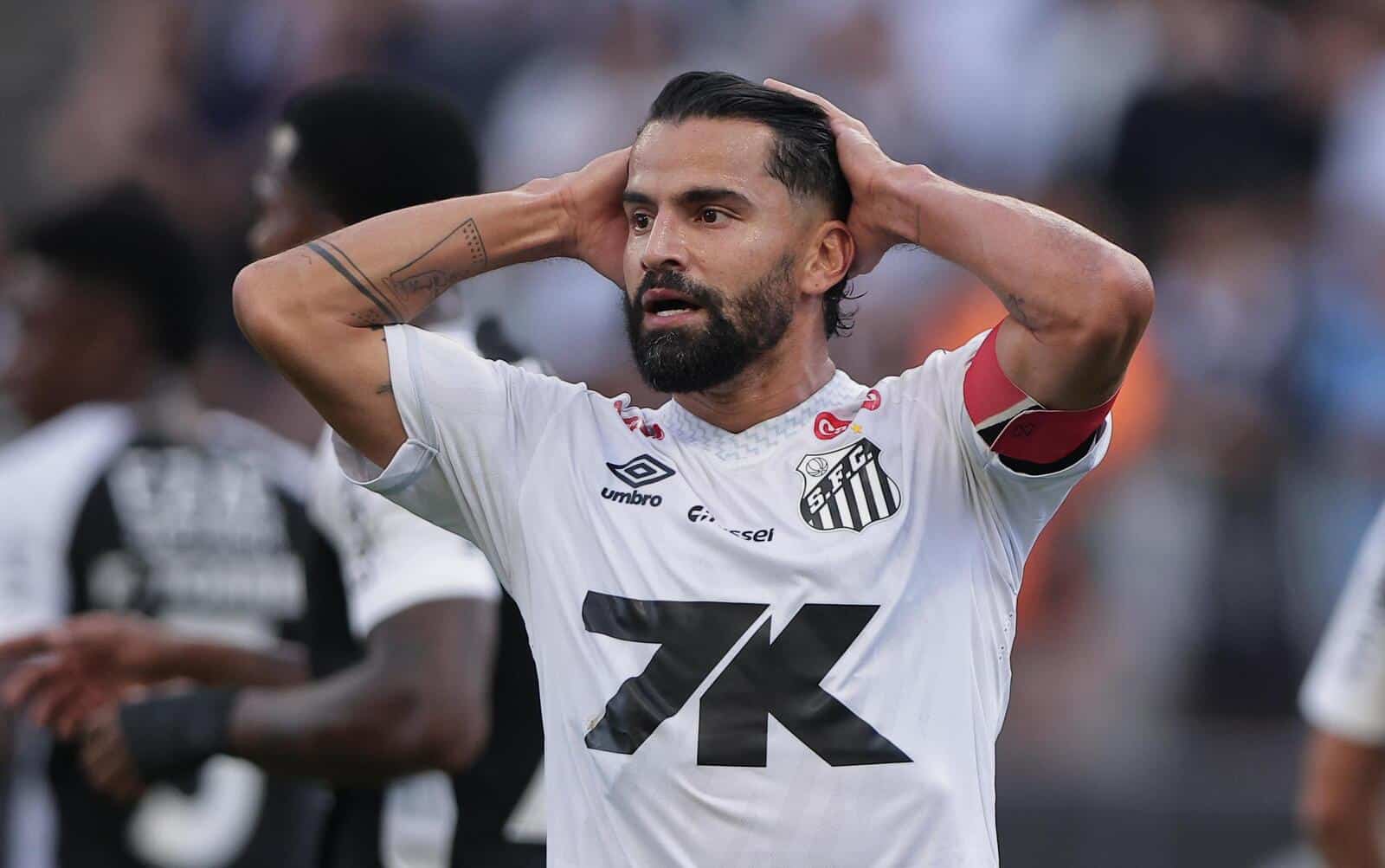 Vacilos ofensivos em cl&aacute;ssico levam o Santos &agrave; sexta derrota no Brasileir&atilde;o