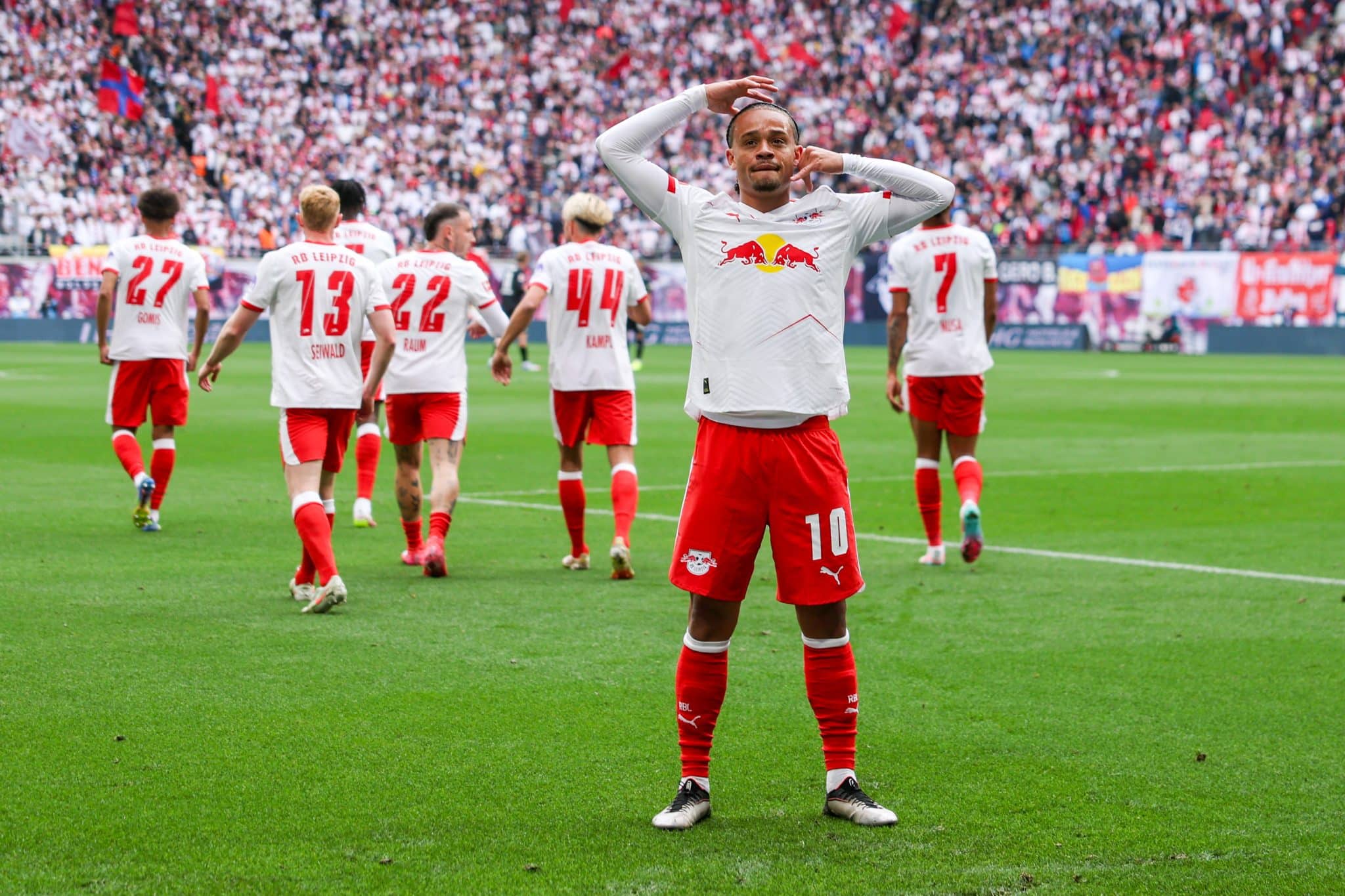 Xavi Simons comemora pelo Leipzig