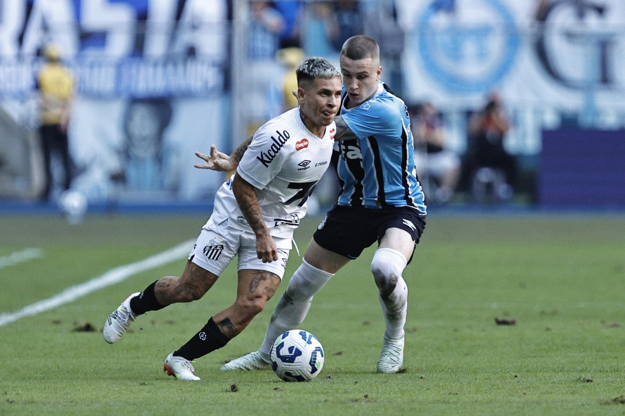 Soteldo em a&ccedil;&atilde;o durante Santos e Gr&ecirc;mio