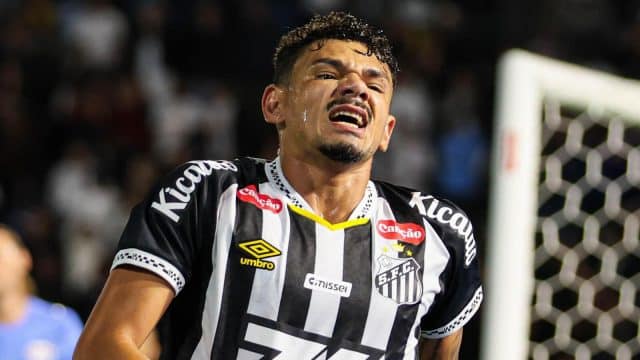 Brasileirão frustrante do Santos também passa por má fase de centroavantes