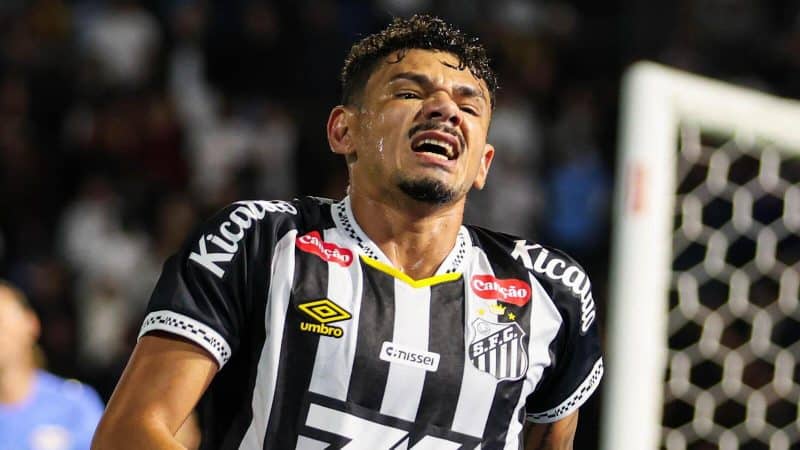 Brasileirão frustrante do Santos também passa por má fase de centroavantes