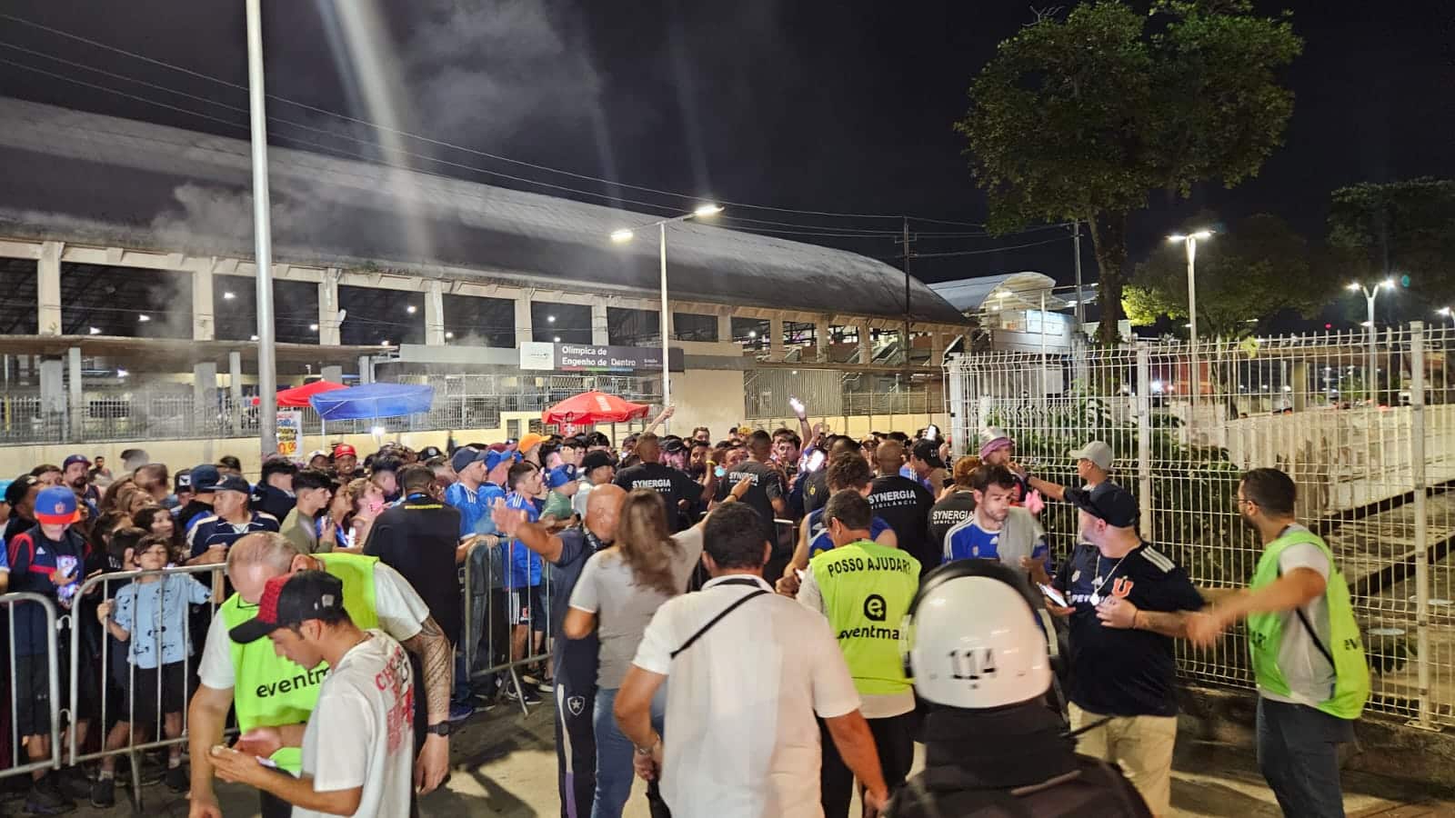 Torcedores da Universidad de Chile no Engenh&atilde;o (Foto: Gabriel Rodrigues/Trivela)