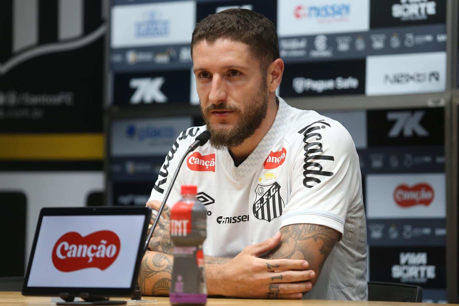 Z&eacute; Rafael &eacute; apresentado no Santos com revela&ccedil;&otilde;es e leitura sincera sobre o elenco