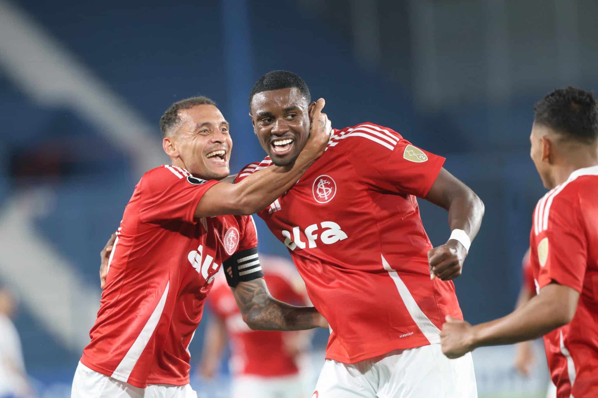 Alan Patrick e Ricardo Mathias comemoram gol do Internacional