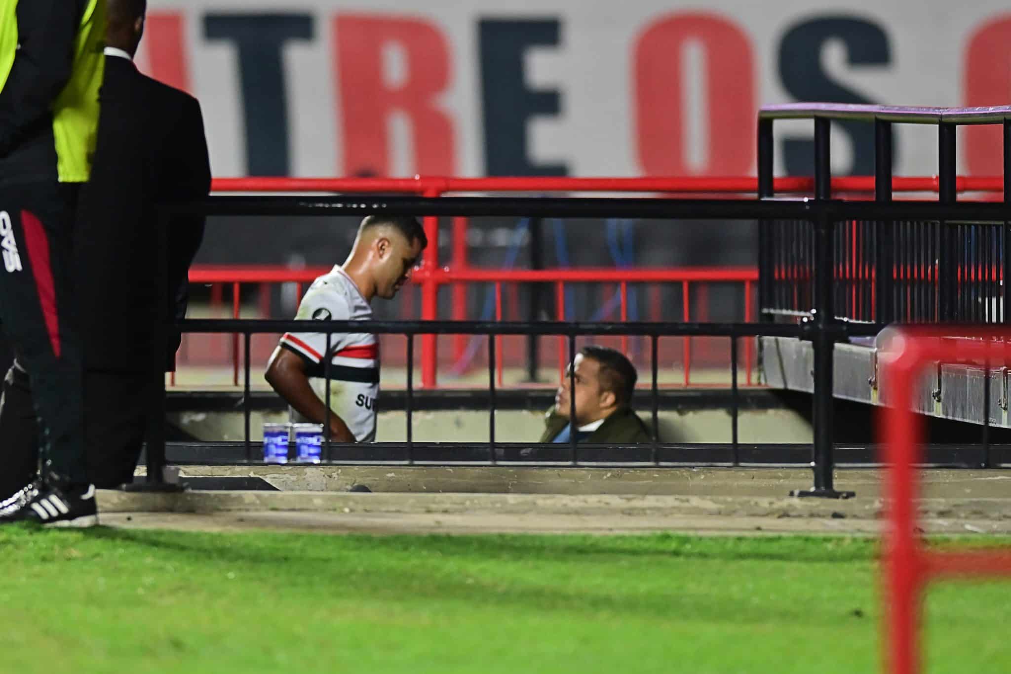 Alisson deixa o campo do Morumbi ap&oacute;s expuls&atilde;o em jogo do S&atilde;o Paulo