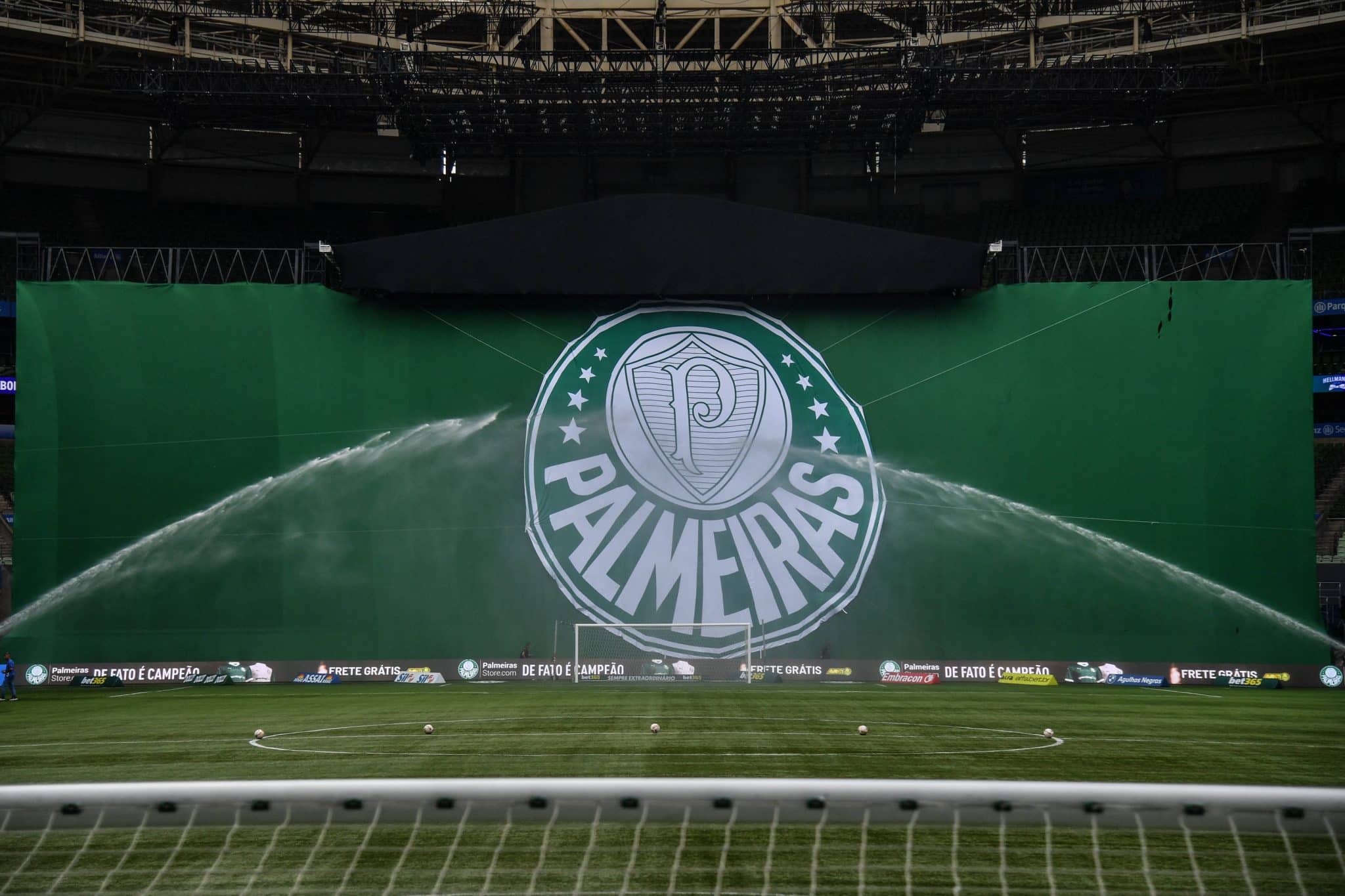 Troca da grama do Allianz agita &lsquo;diplomacia&rsquo; e bastidores do Palmeiras