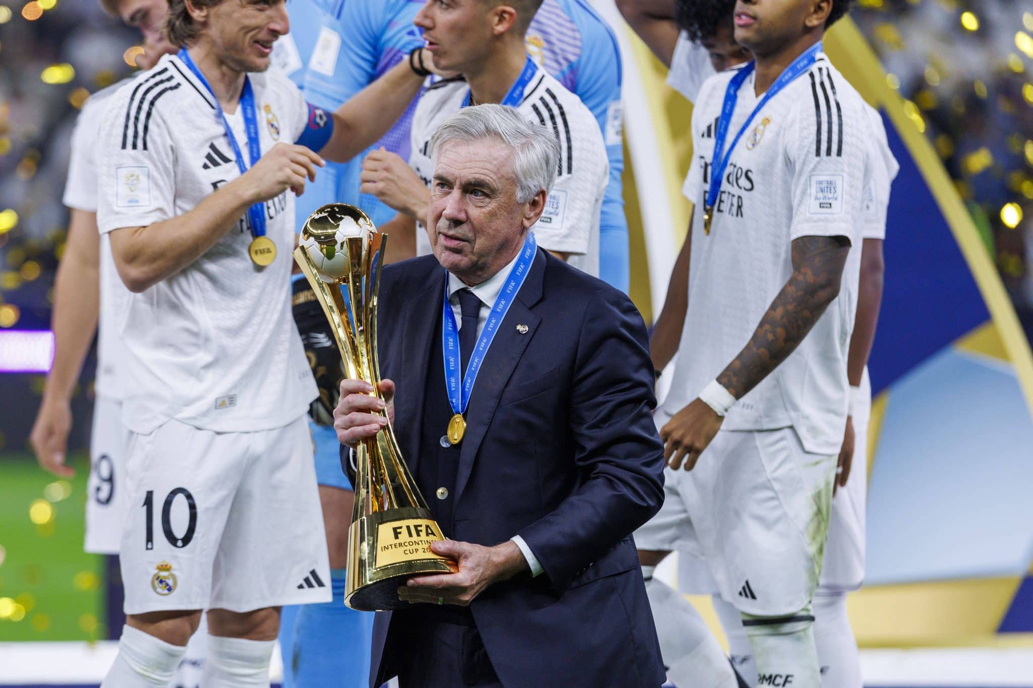 Ancelotti com o trof&eacute;u da Copa Intercontinental