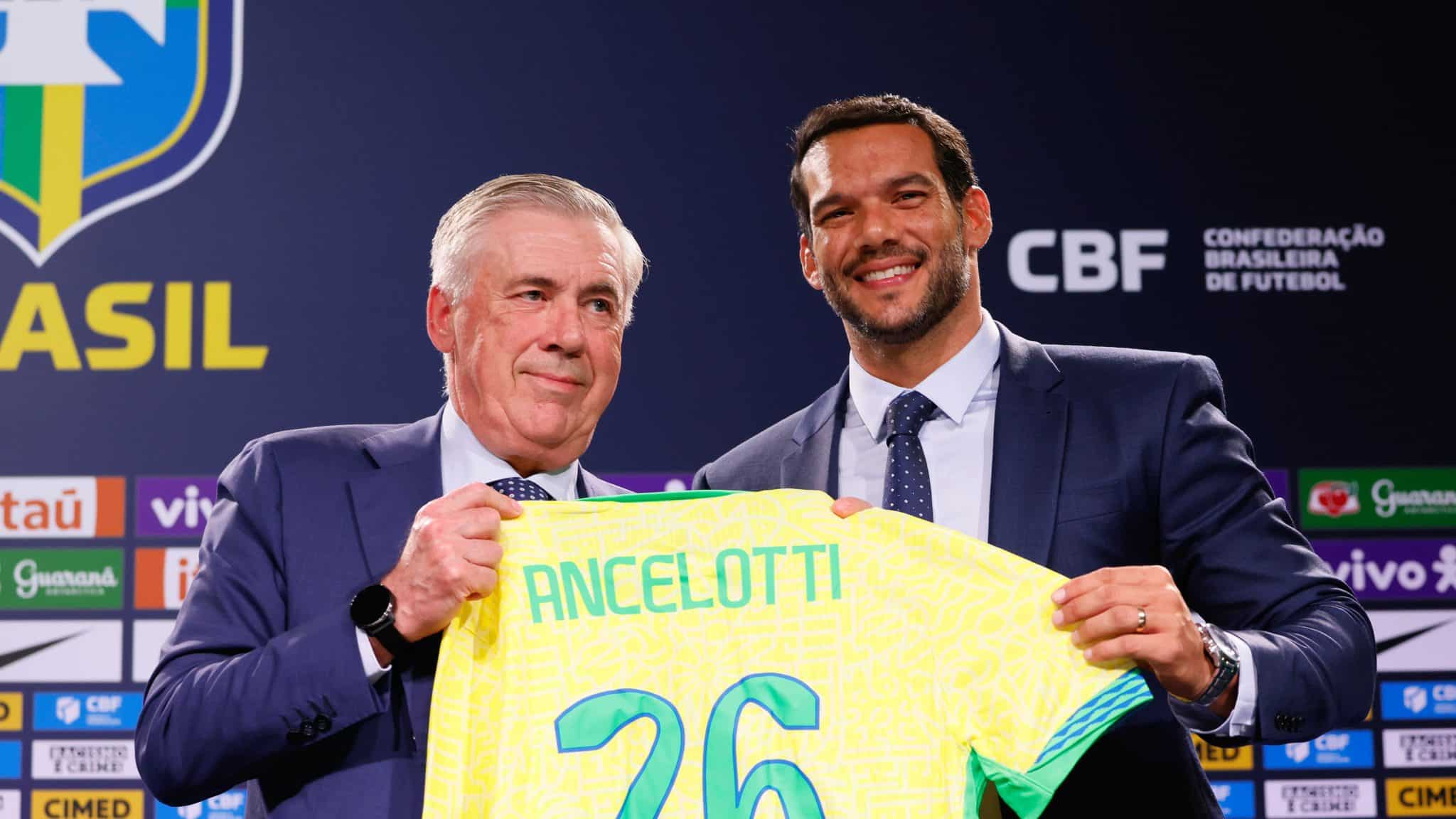 Carlo Ancelotti posa com Samir Xaud (Foto: Rafael Ribeiro/CBF)