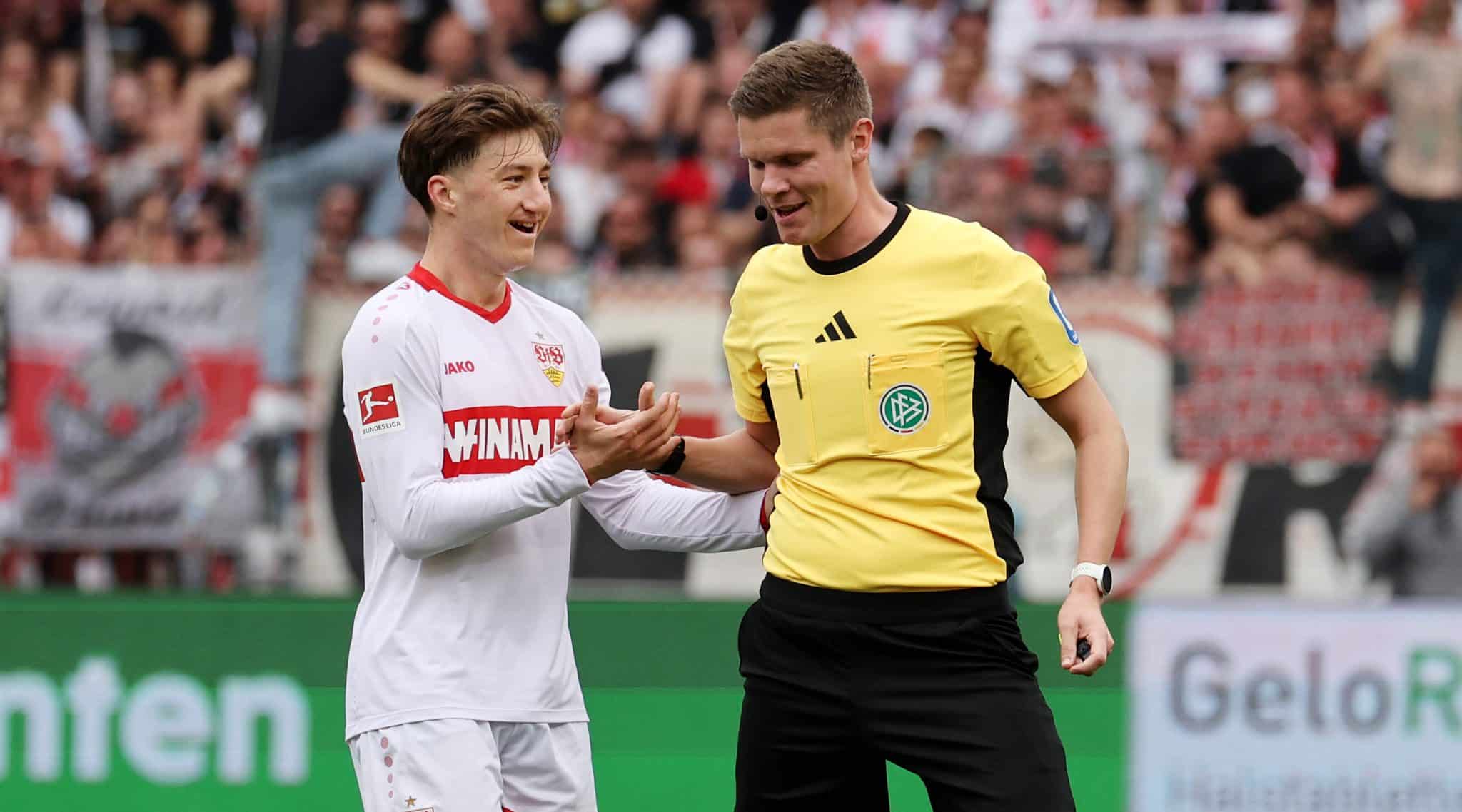 Angelo Stiller conversa com &aacute;rbitro em jogo do Stuttgart