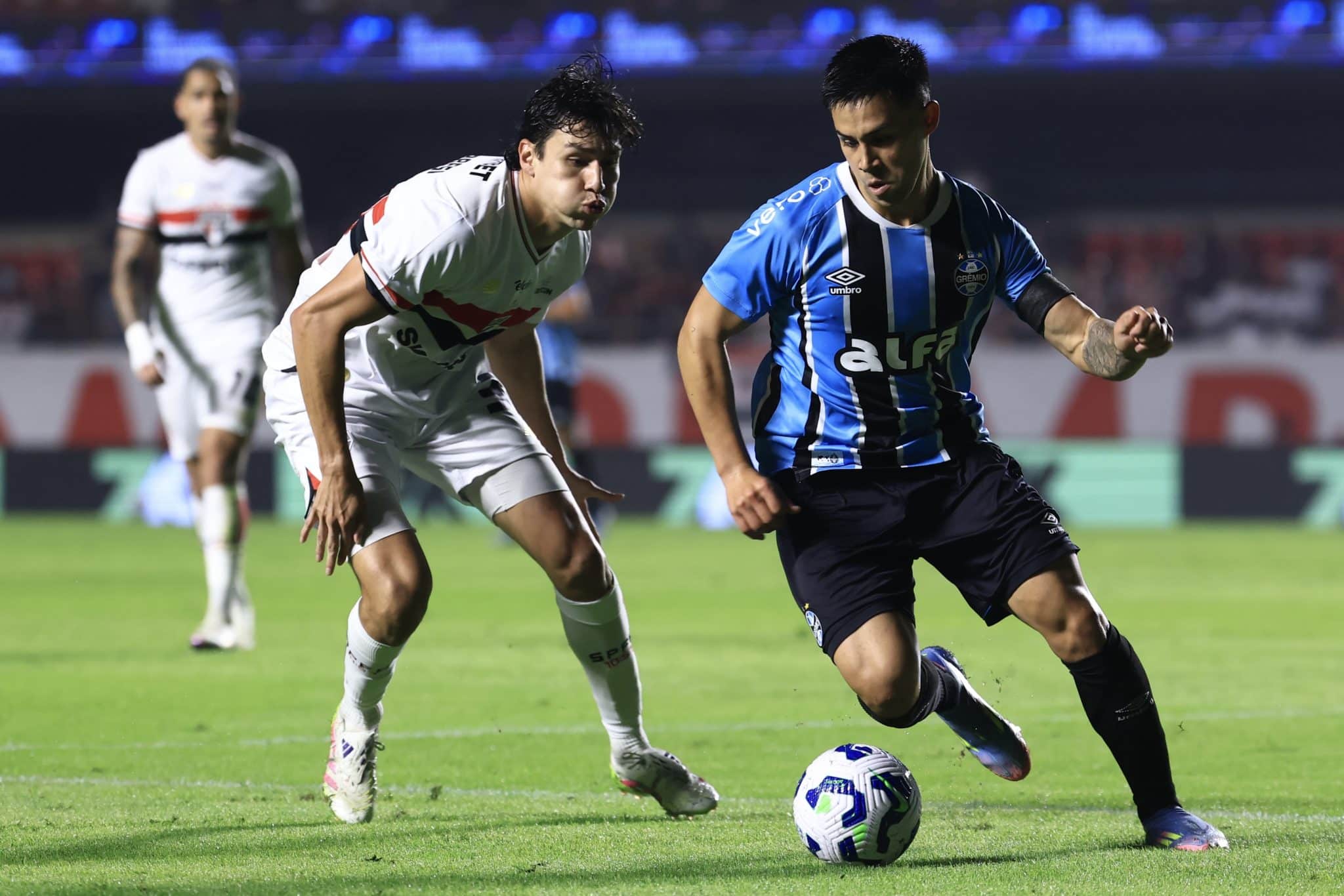 Aravena, em a&ccedil;&atilde;o pelo Gr&ecirc;mio