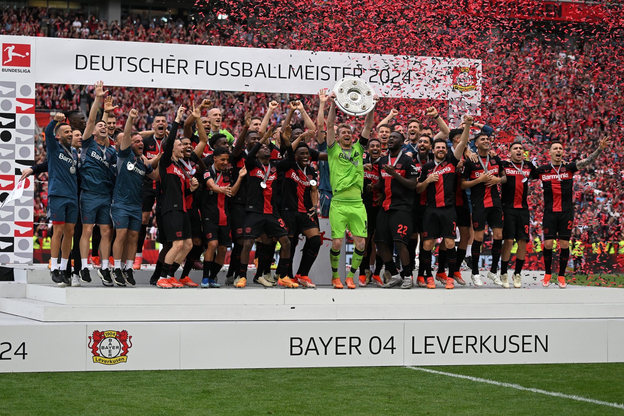 Elenco do Bayer Leverkusen comemora t&iacute;tulo da Bundesliga 2023/24