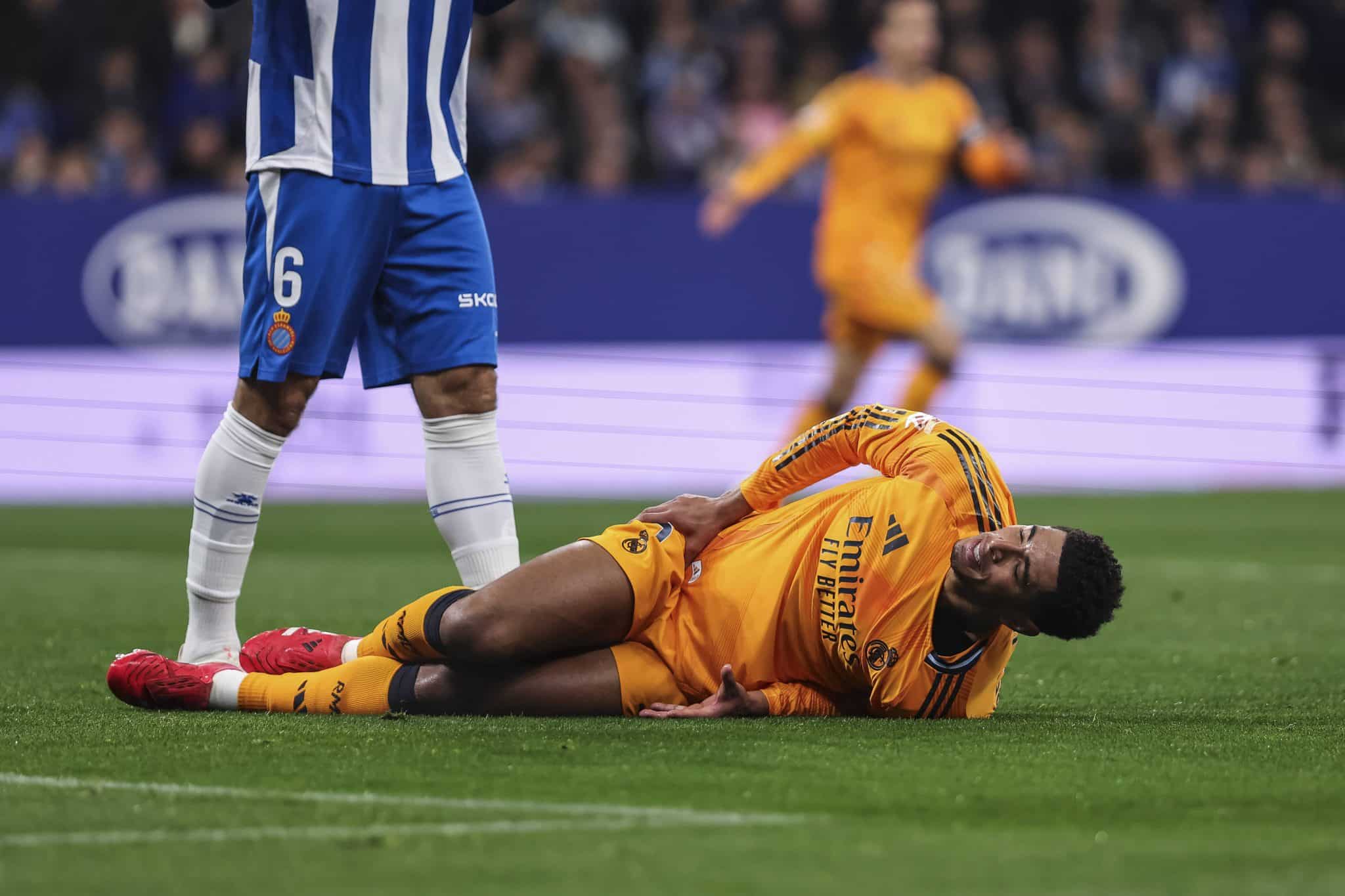 Bellingham ca&iacute;do no gramado durante jogo do Real Madrid