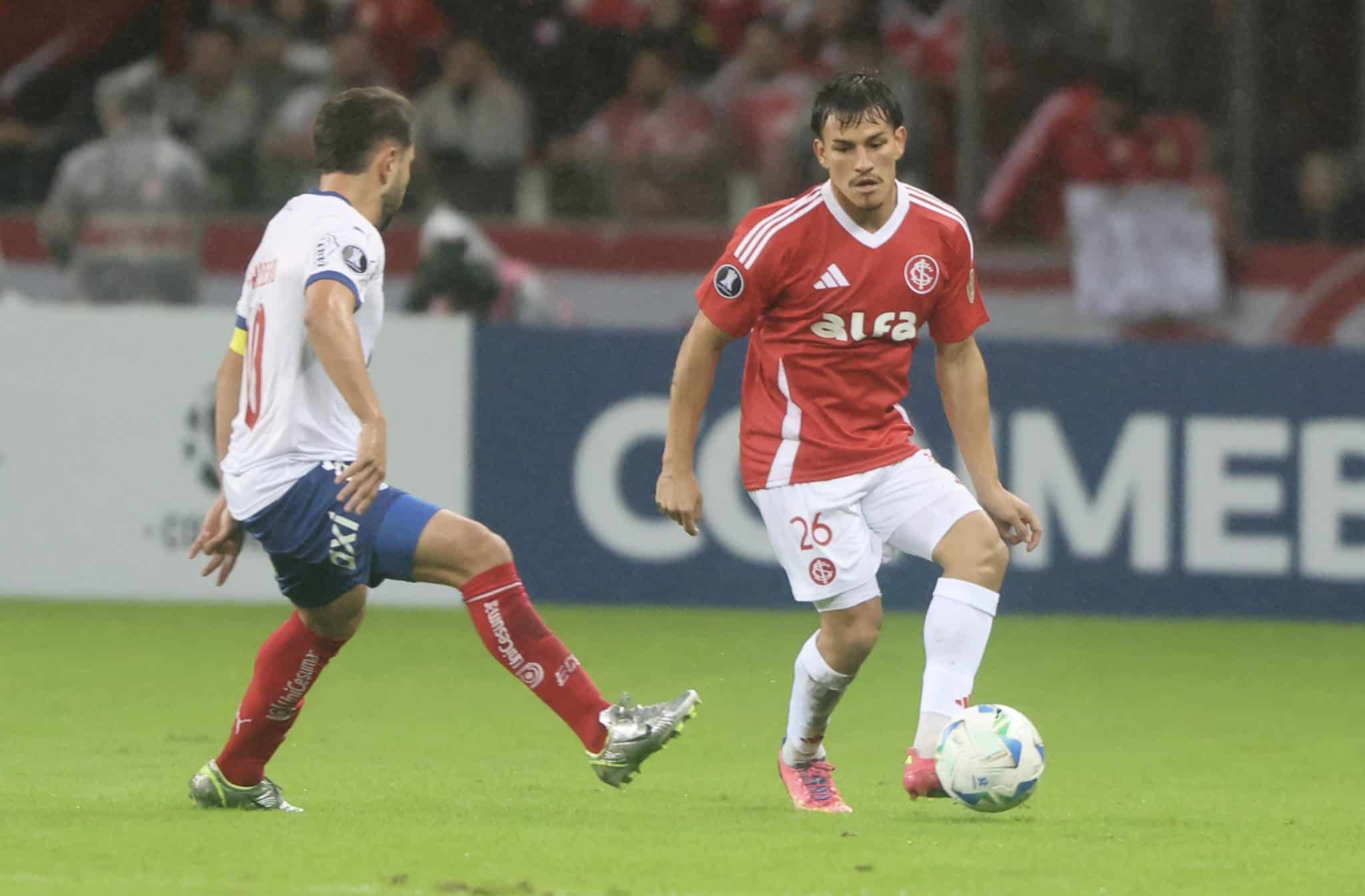 Bernabei, do Internacional, &eacute; marcado por Everton Ribeiro, do Bahia