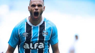 Gr&ecirc;mio &eacute; &lsquo;salvo&rsquo; por arbitragem ap&oacute;s reclama&ccedil;&otilde;es e &eacute; a vez do Bahia questionar