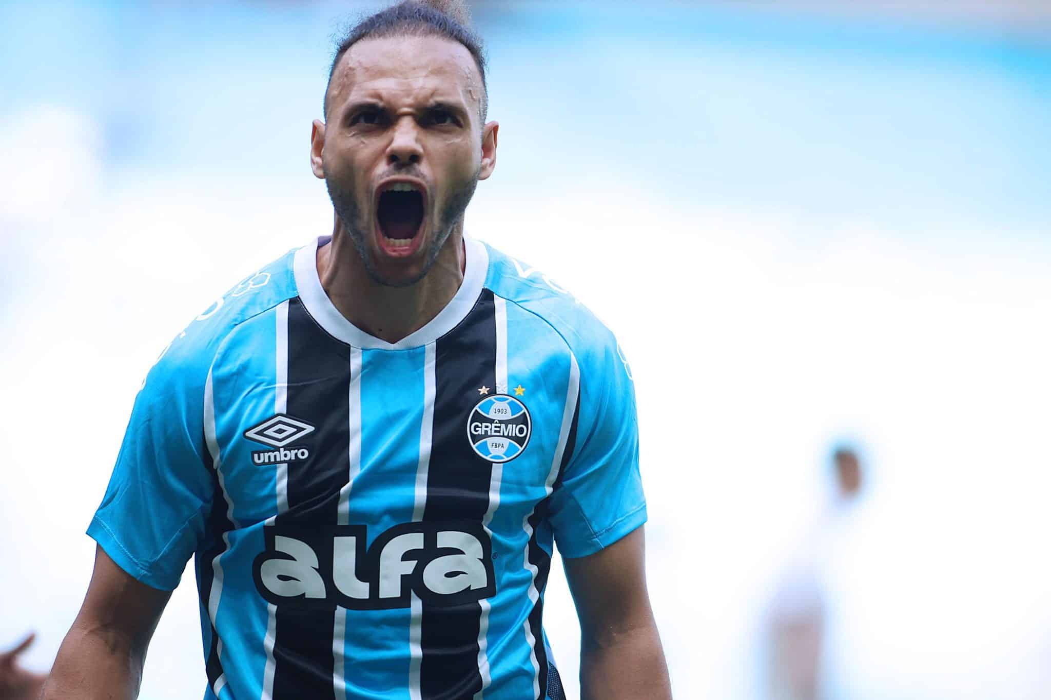 Gr&ecirc;mio &eacute; &lsquo;salvo&rsquo; por arbitragem ap&oacute;s reclama&ccedil;&otilde;es e &eacute; a vez do Bahia questionar