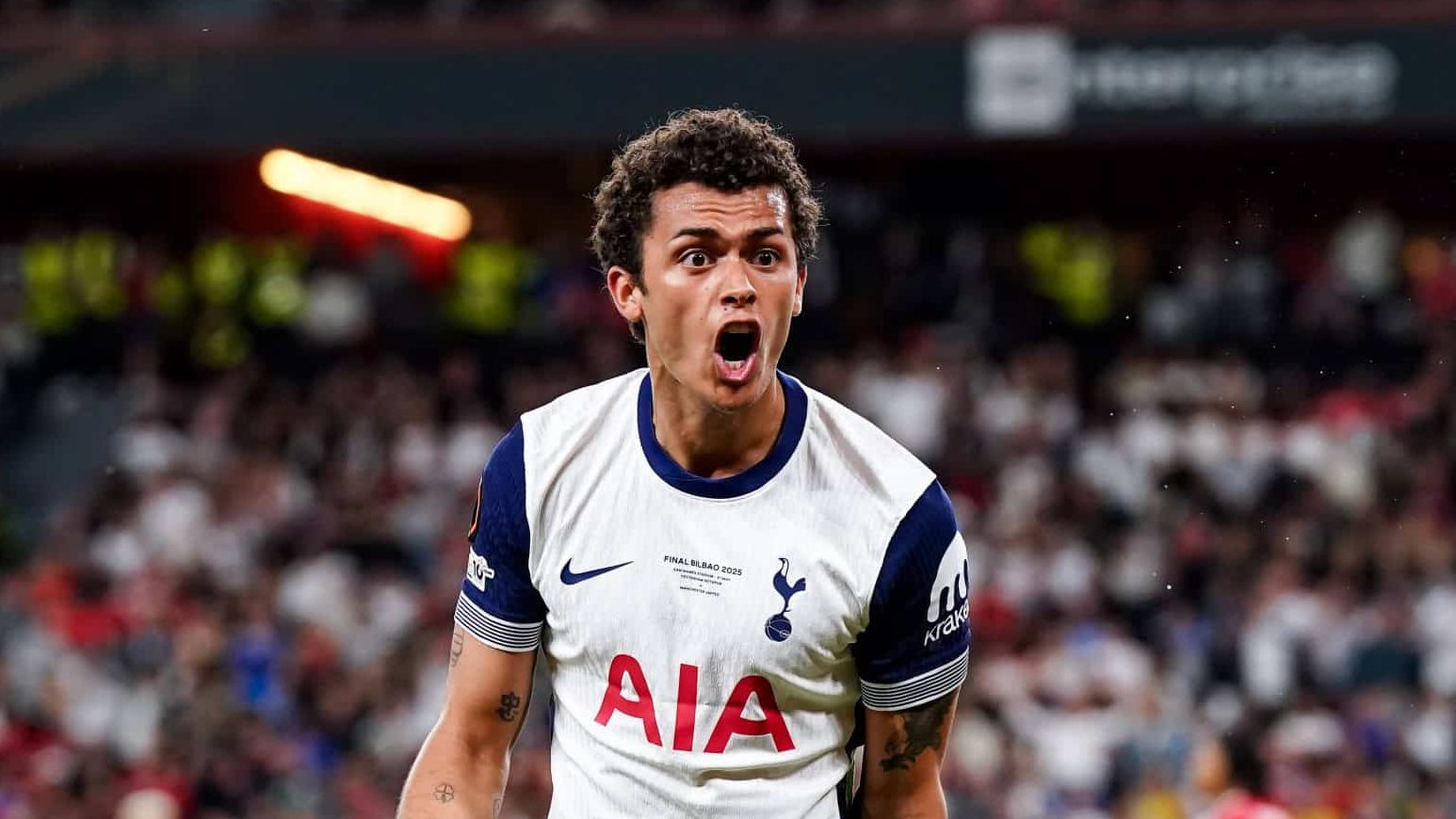 &lsquo;Fomos massacrados por n&atilde;o ganhar trof&eacute;us&rsquo;: Her&oacute;i do Tottenham desabafa ap&oacute;s queda do tabu