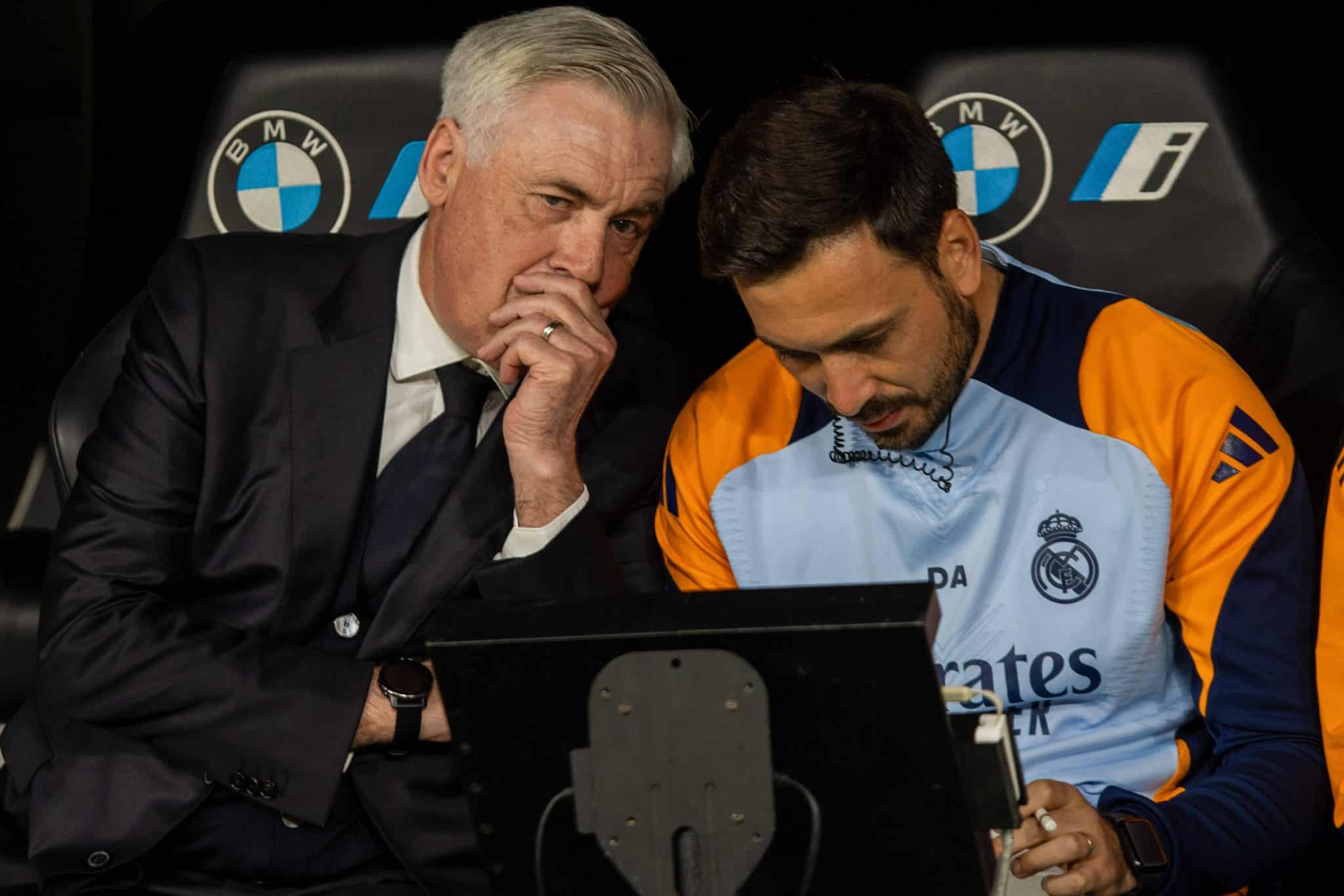 Carlo e Davide Ancelotti conversam no banco de reservas do Real Madrid