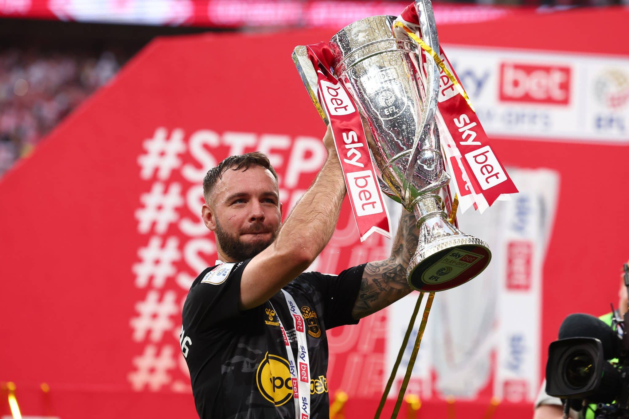 Armstrong levanta a ta&ccedil;a da Championship de 2023/24