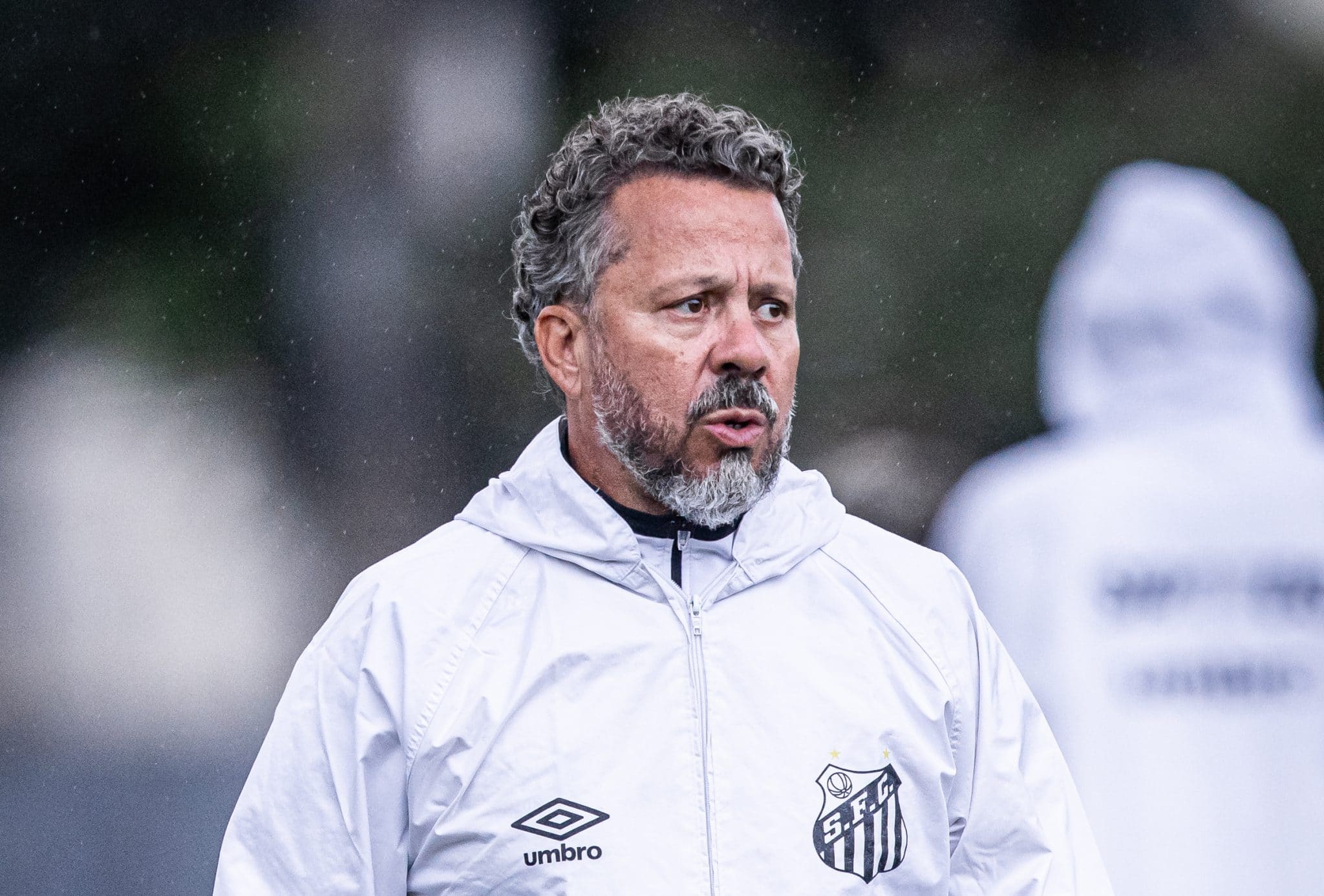 Cleber Xavier, de casaco, no treinamento do Santos