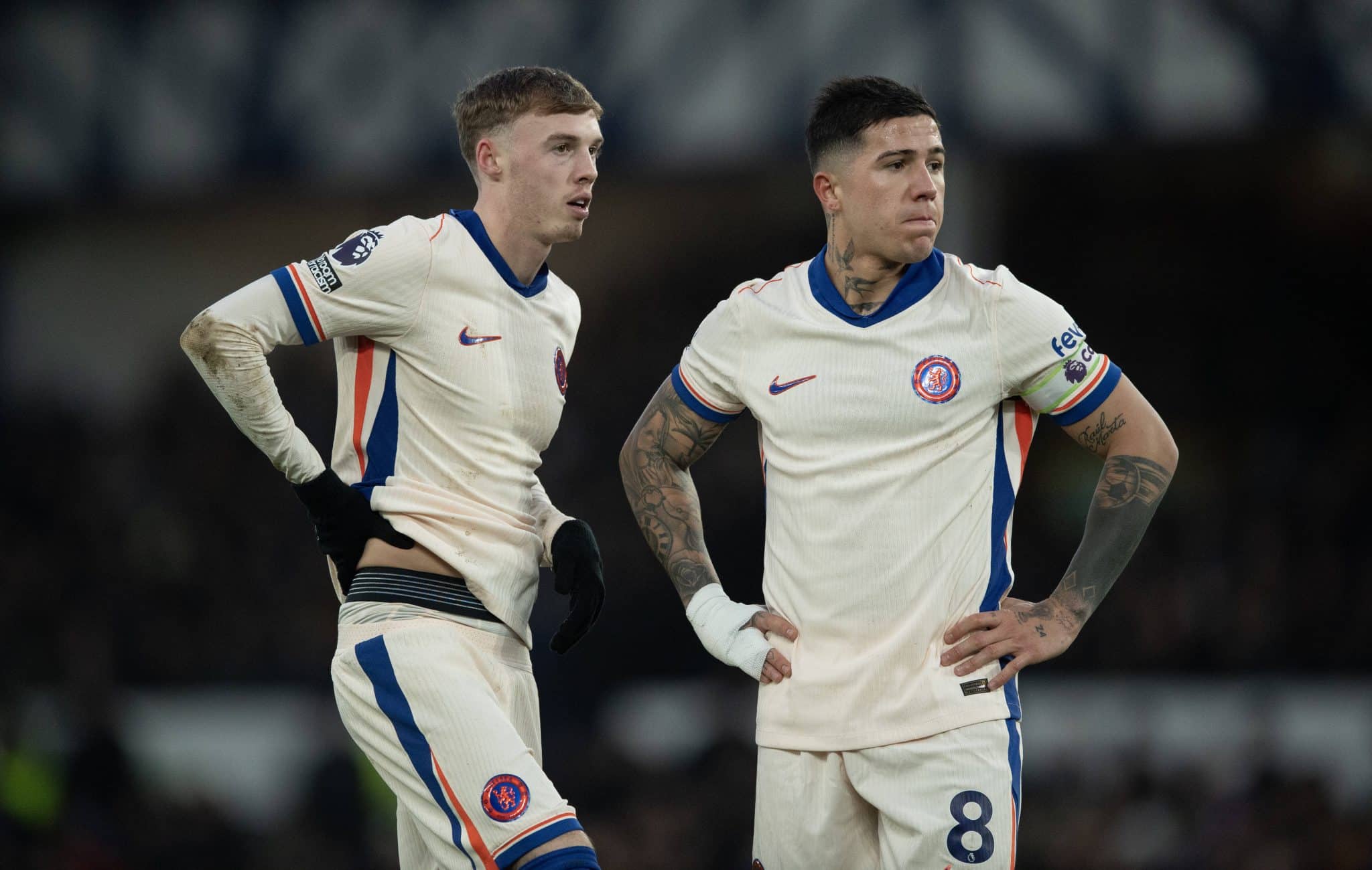 Palmer e Enzo Fern&aacute;ndez durante jogo do Chelsea