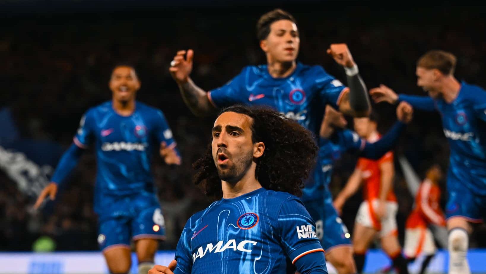 Artilheiro improv&aacute;vel mant&eacute;m Chelsea vivo contra o City na &uacute;nica disputa que importa