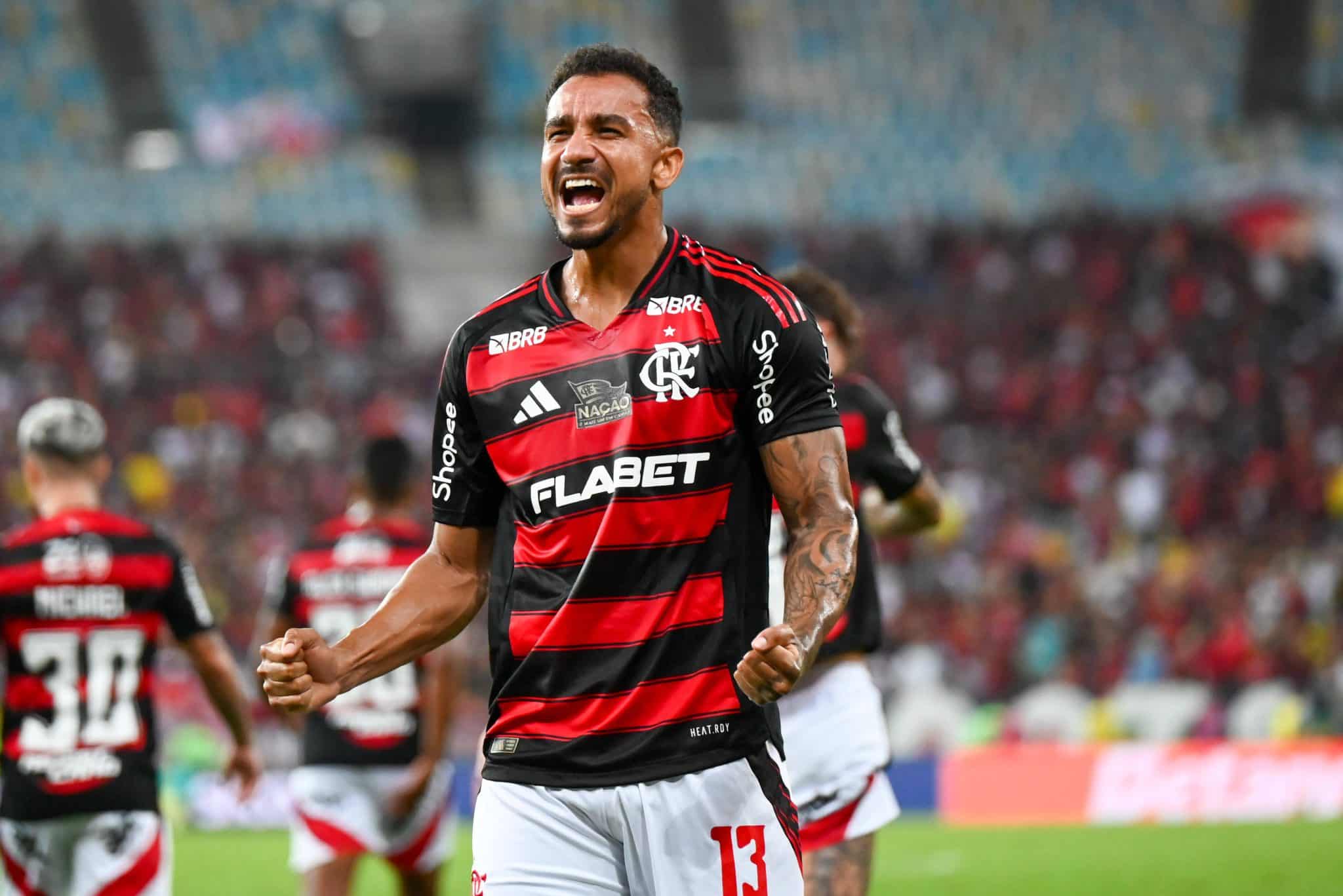Danilo celebra gol pelo Flamengo