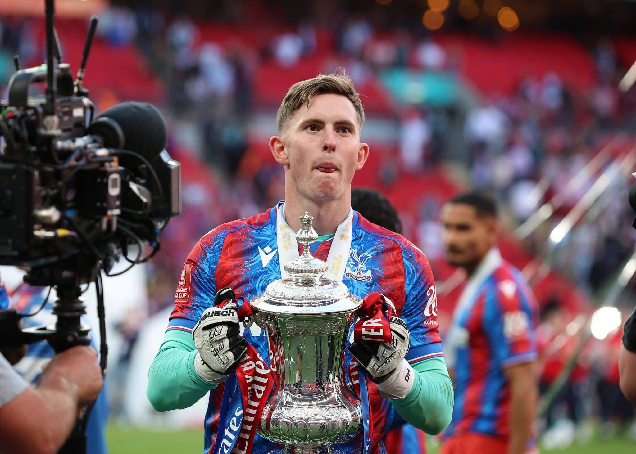 Dean Henderson com o trof&eacute;u da Copa da Inglaterra 2024/25
