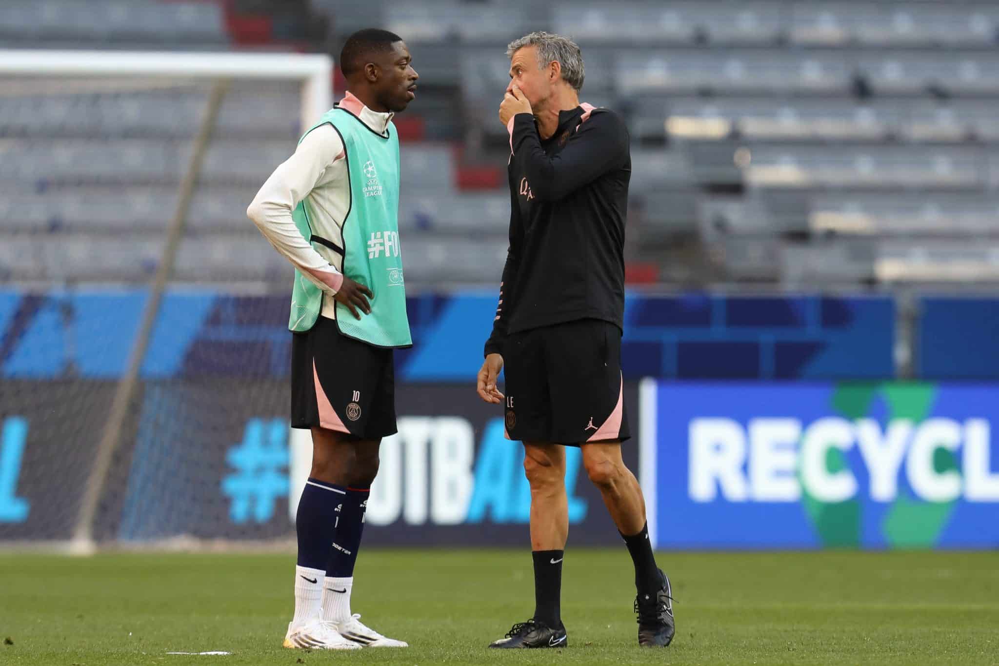 Luis Enrique conversa com Demb&eacute;l&eacute; em treino do PSG