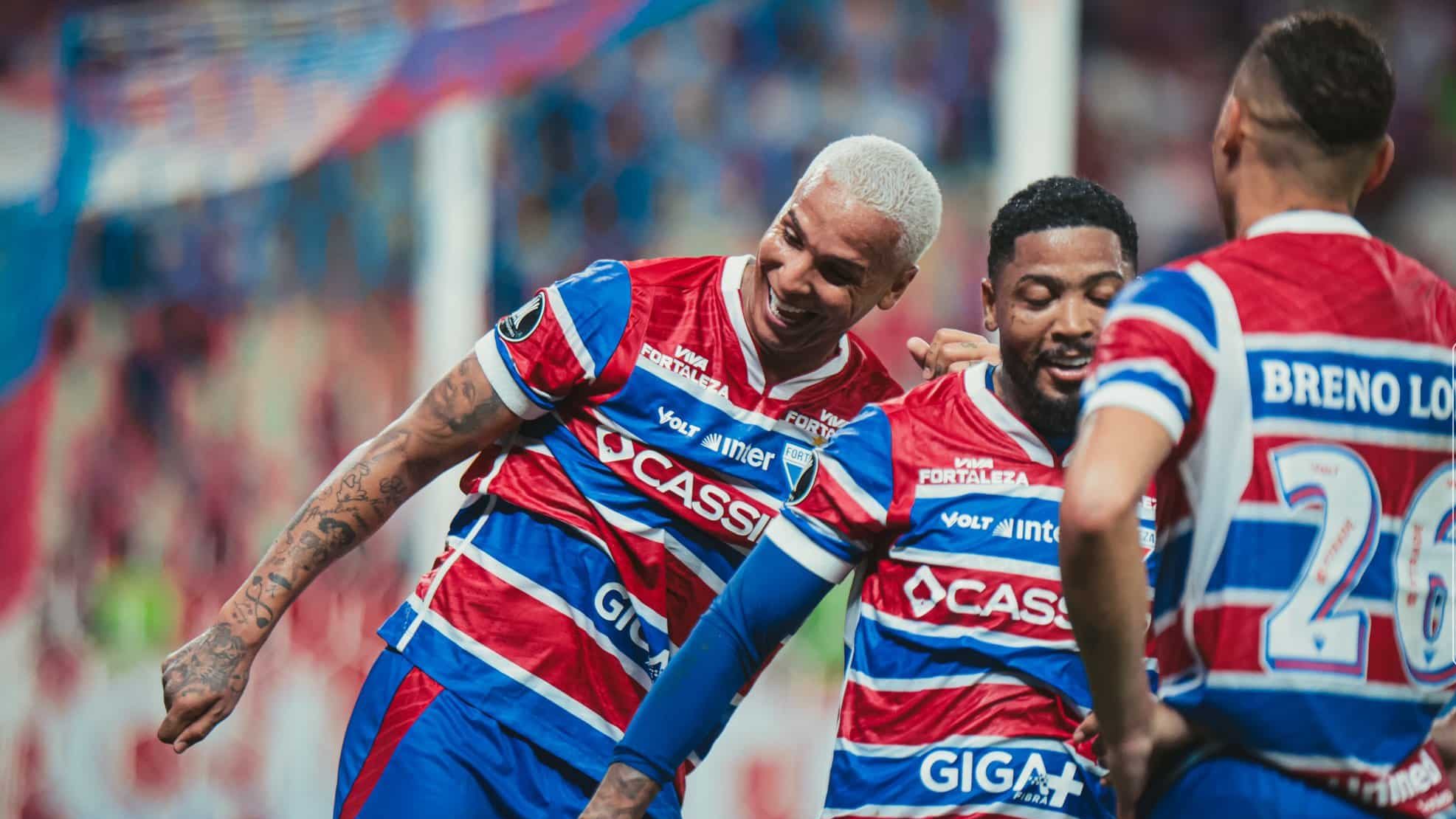 Deyverson, Marinho e Breno Lopes comemoram gol do Fortaleza