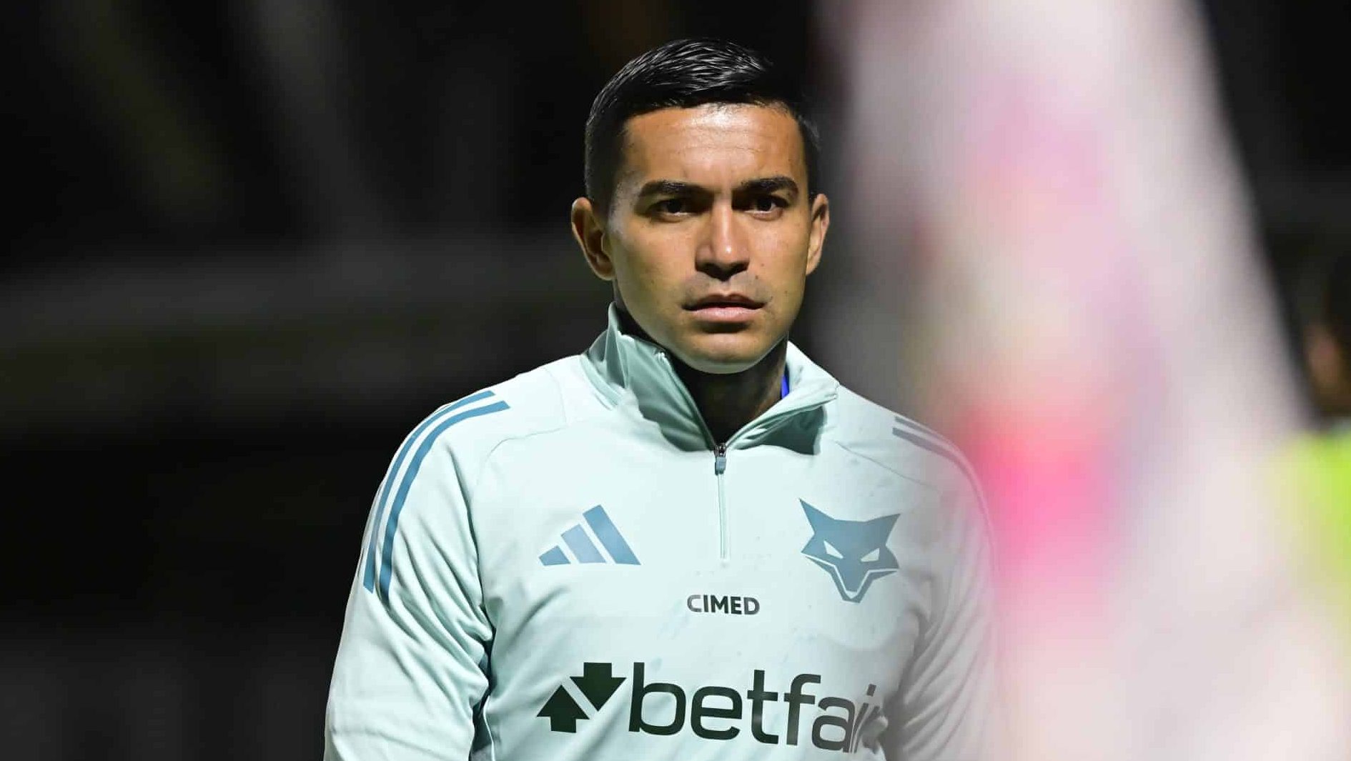 Perto de rival do Cruzeiro, Dudu vira not&iacute;cia em Portugal: &lsquo;Questionou Jardim e foi dispensado&rsquo;