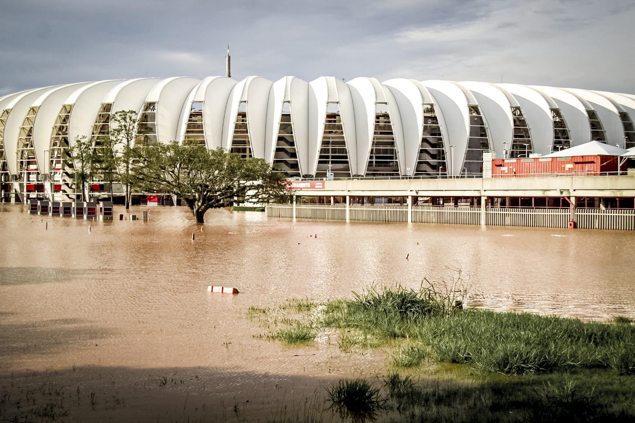 Beira-Rio, do Inter, também sofreu com as enchentes em Porto Alegre (Foto: Gilmar Alves/ASI/Gazeta Press)