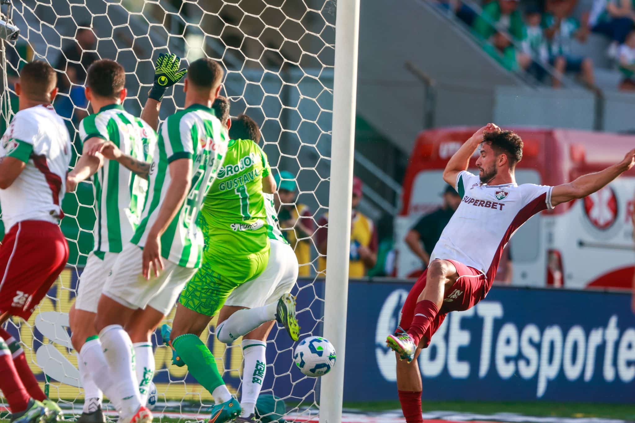 Everaldo, do Fluminense, perdeu gol incr&iacute;vel contra o Juventude