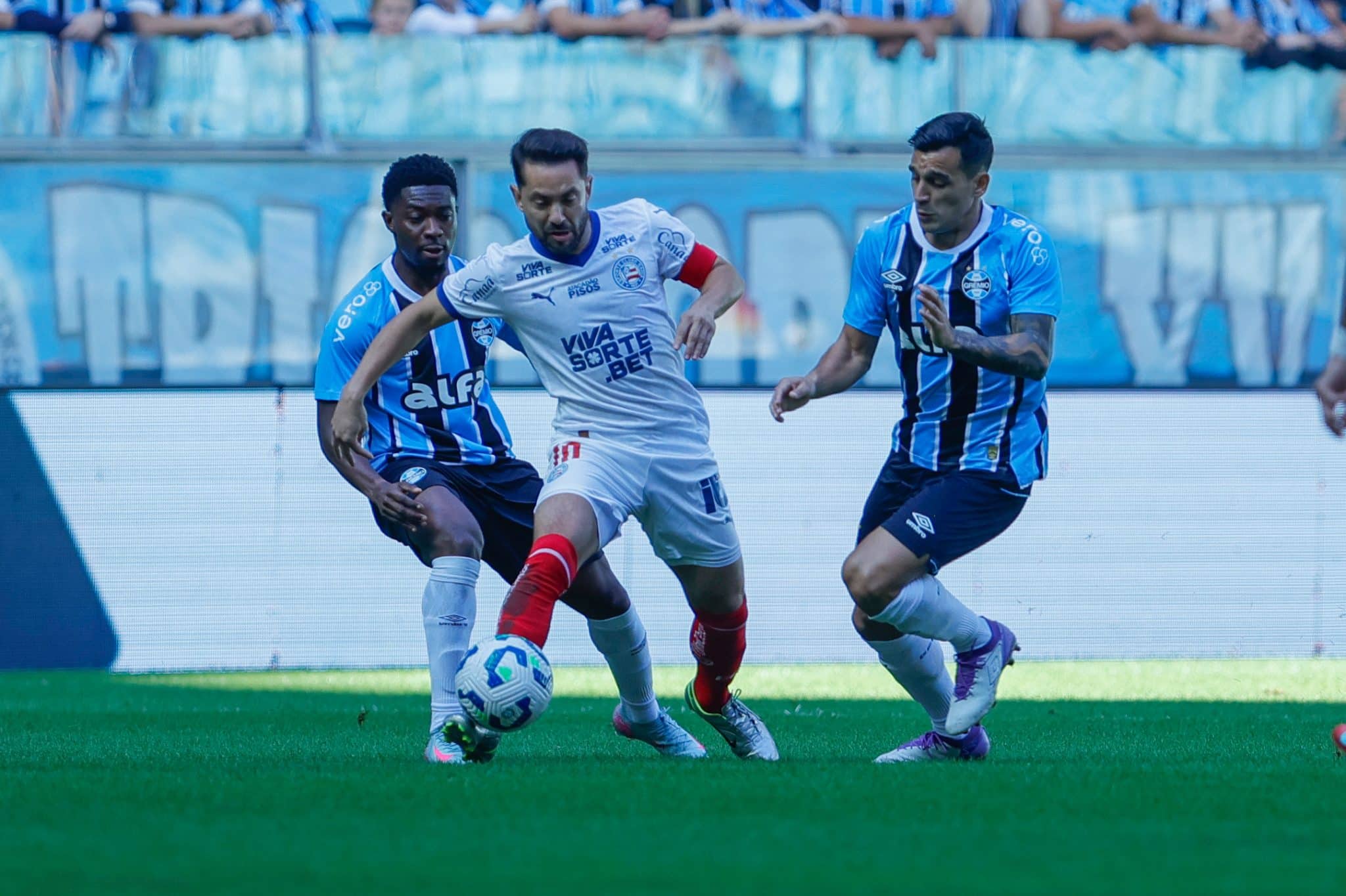 Everton Ribeiro &eacute; cercado pela marca&ccedil;&atilde;o do Gr&ecirc;mio