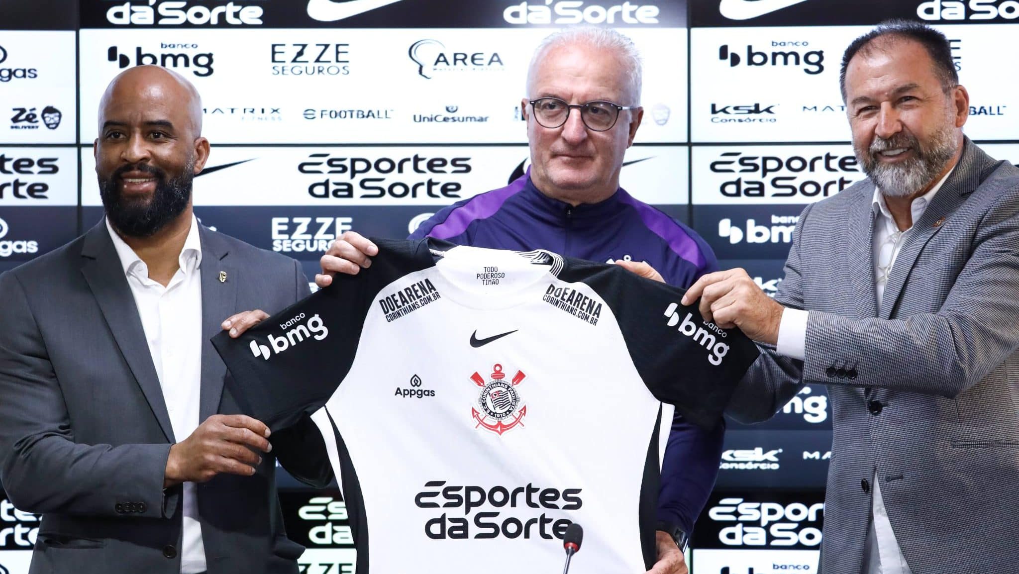 Presidente do Corinthians esnoba risco de impeachment e promete &lsquo;esfor&ccedil;o&rsquo; para ajudar Dorival