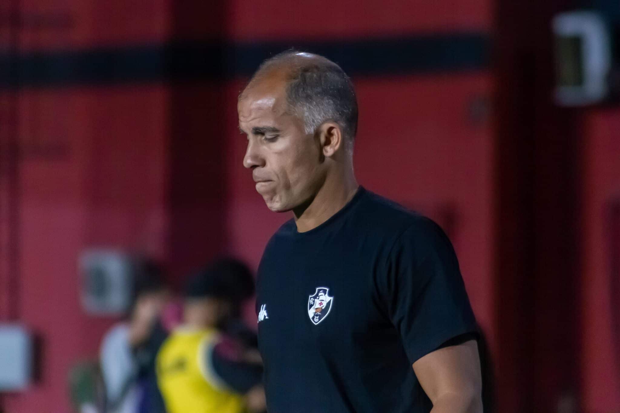 Principal quest&atilde;o a ser resolvida por Diniz pesa em derrota do Vasco com um a mais