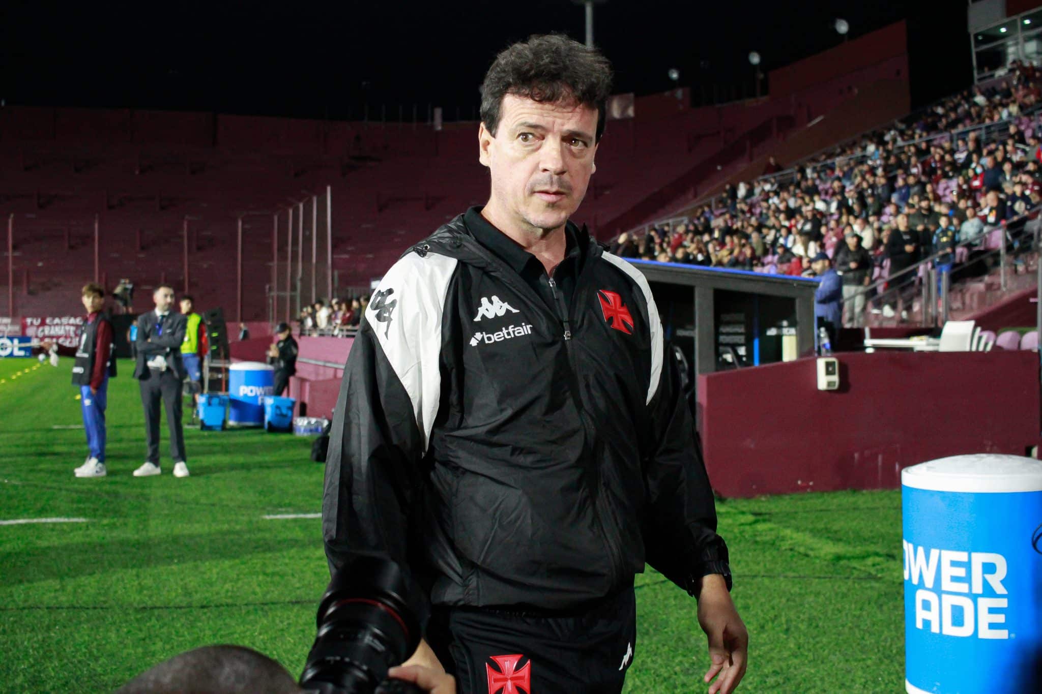 Reestreia de Diniz no Vasco foi com derrota para o Lan&uacute;s 
