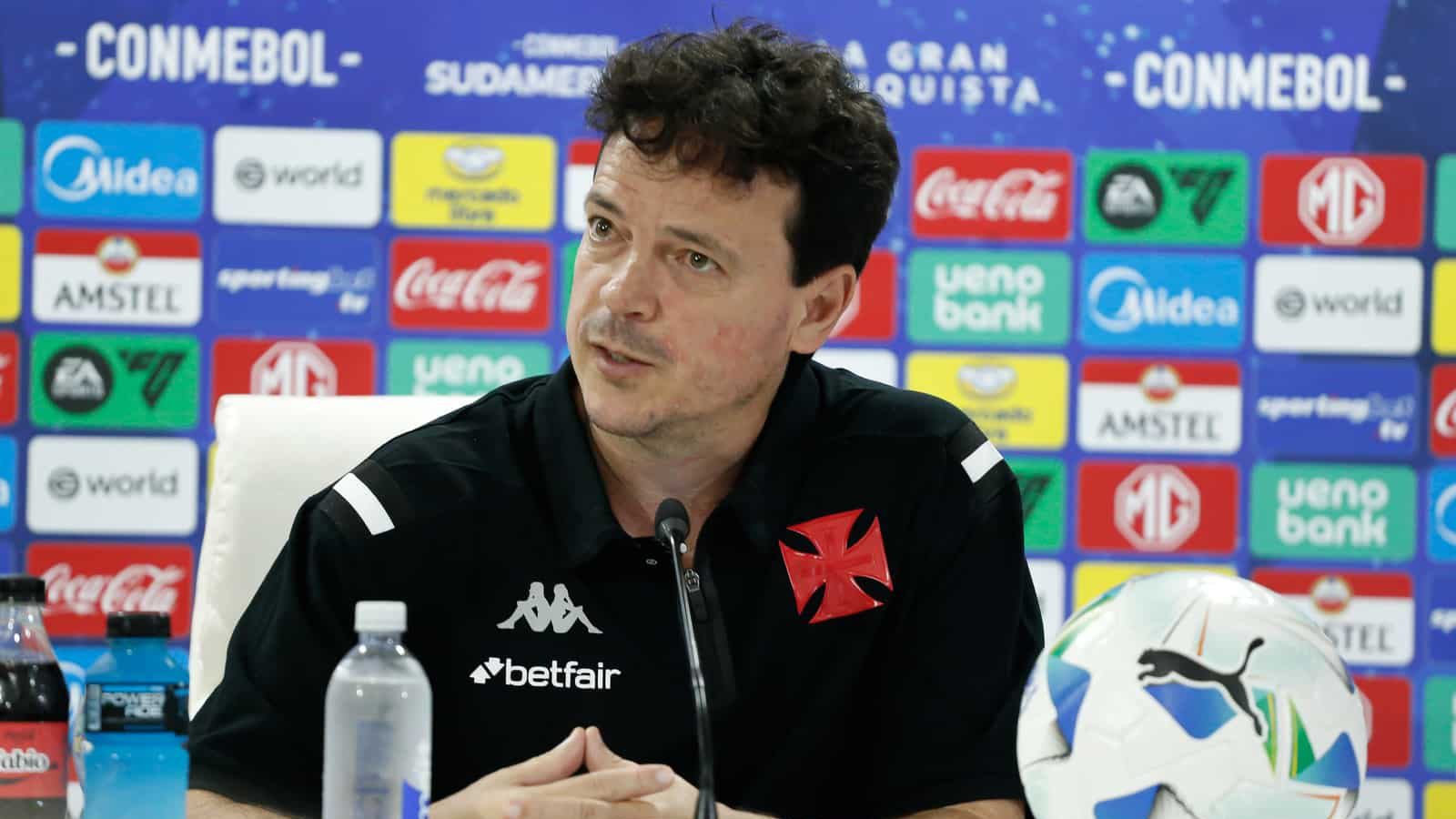 &lsquo;Tenta o que n&atilde;o &eacute; comum&rsquo;: Diniz resgata renegado por Pedrinho e divide torcida do Vasco