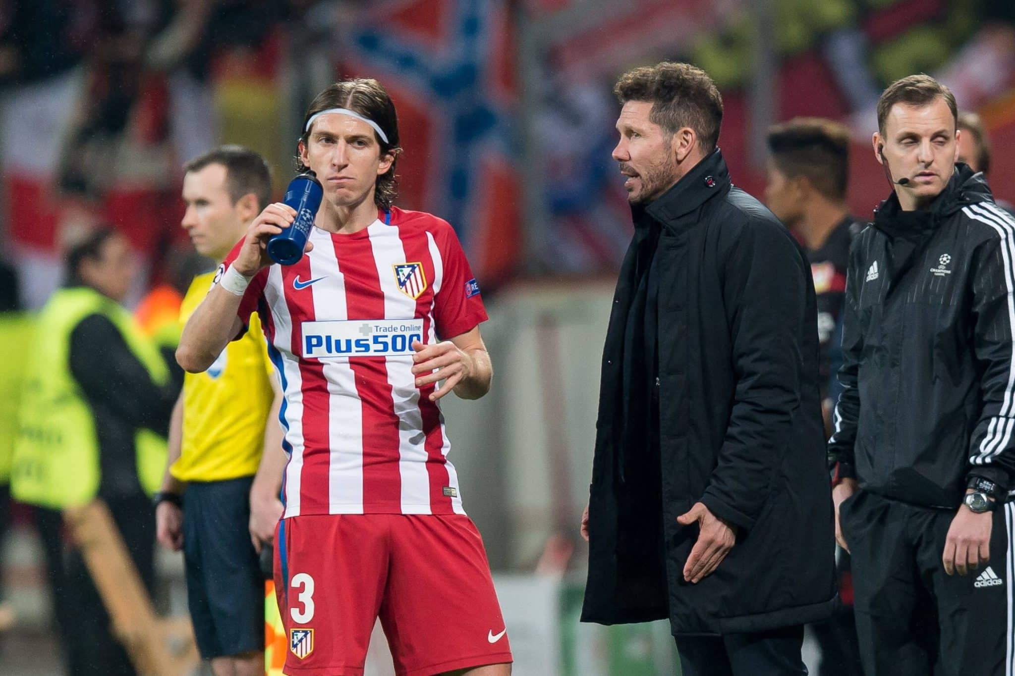 Filipe Lu&iacute;s e Diego Simeone pelo Atl&eacute;tico de Madrid, em 2017 Foto: (Imago)