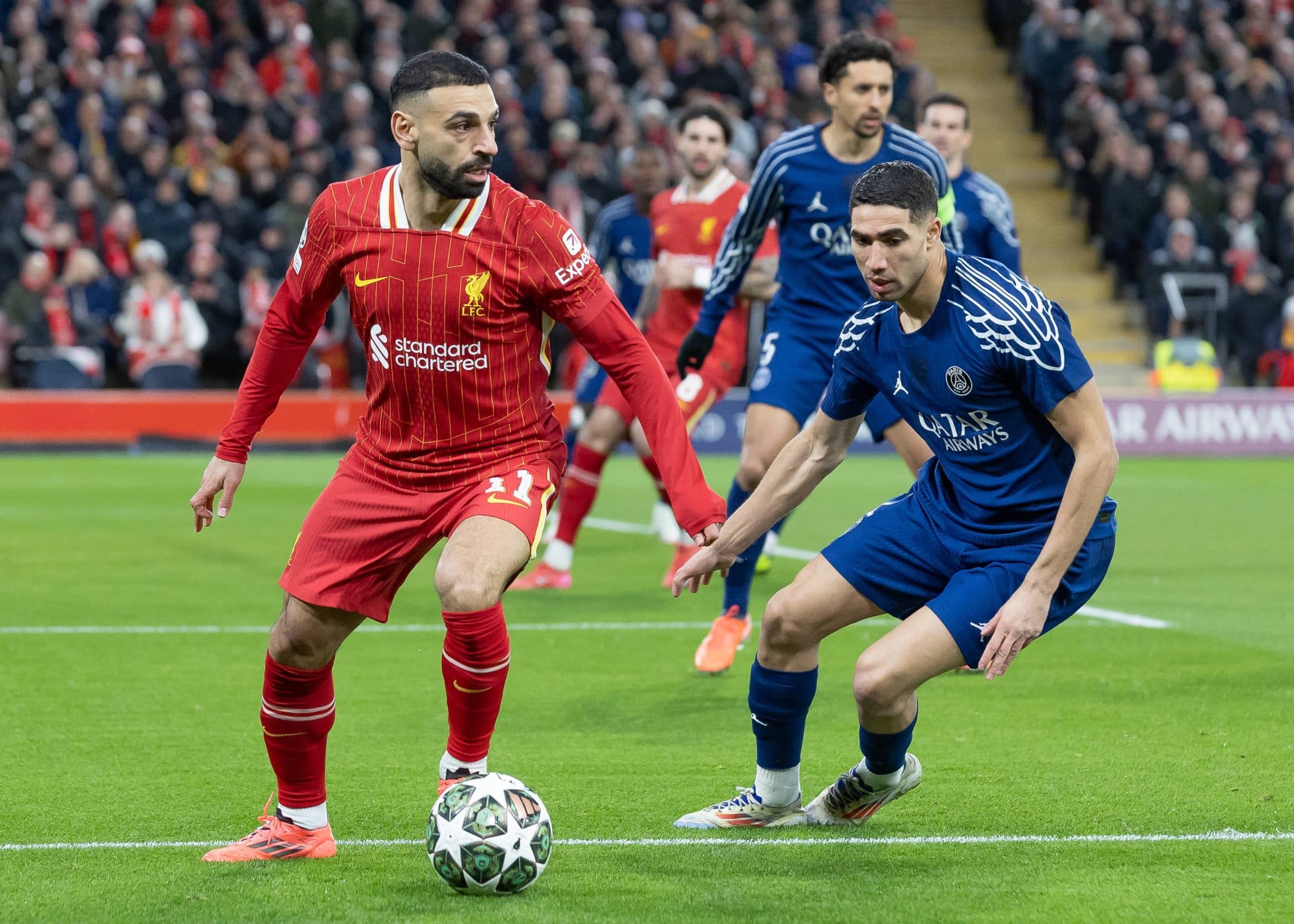 Hakimi, do PSG, cerca Salah, do Liverpool, em jogo da Champions League