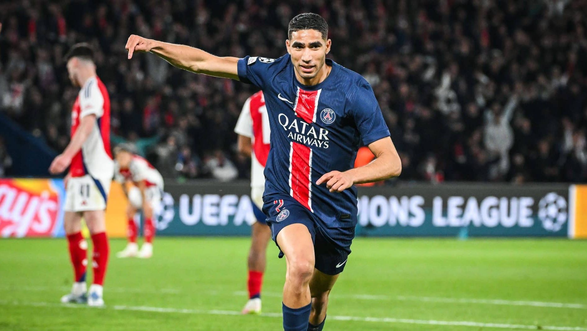 Hakimi celebra gol pelo PSG