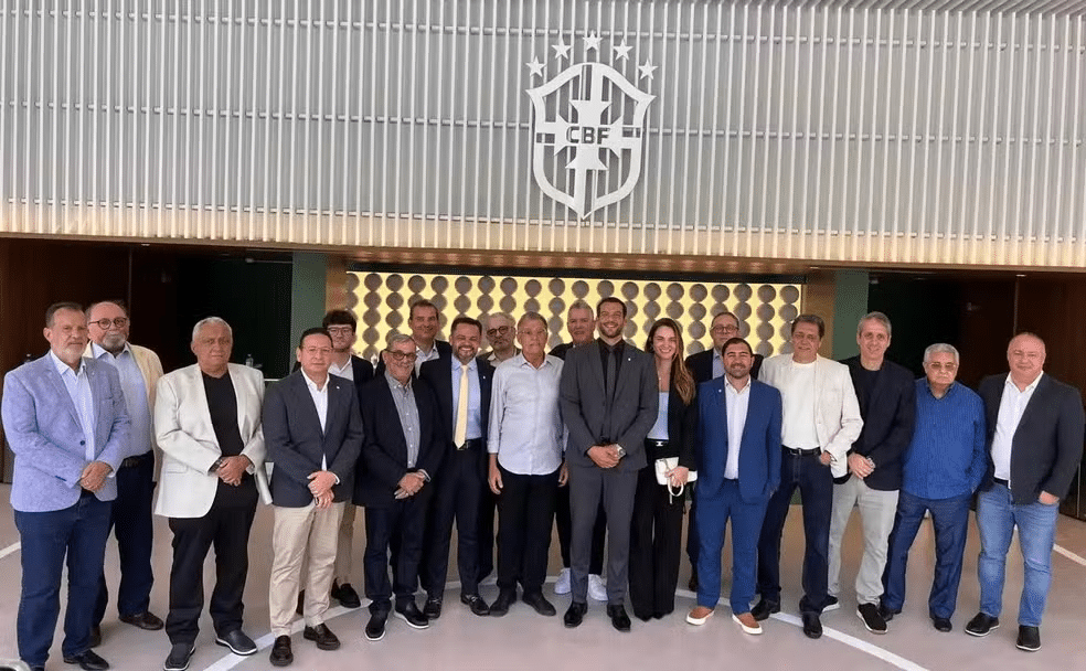 Integrantes da chapa "Futebol para Todos &ndash; Transpar&ecirc;ncia, Inclus&atilde;o e Moderniza&ccedil;&atilde;o", presidida por Samir Xaud (ao centro, de terno cinza)