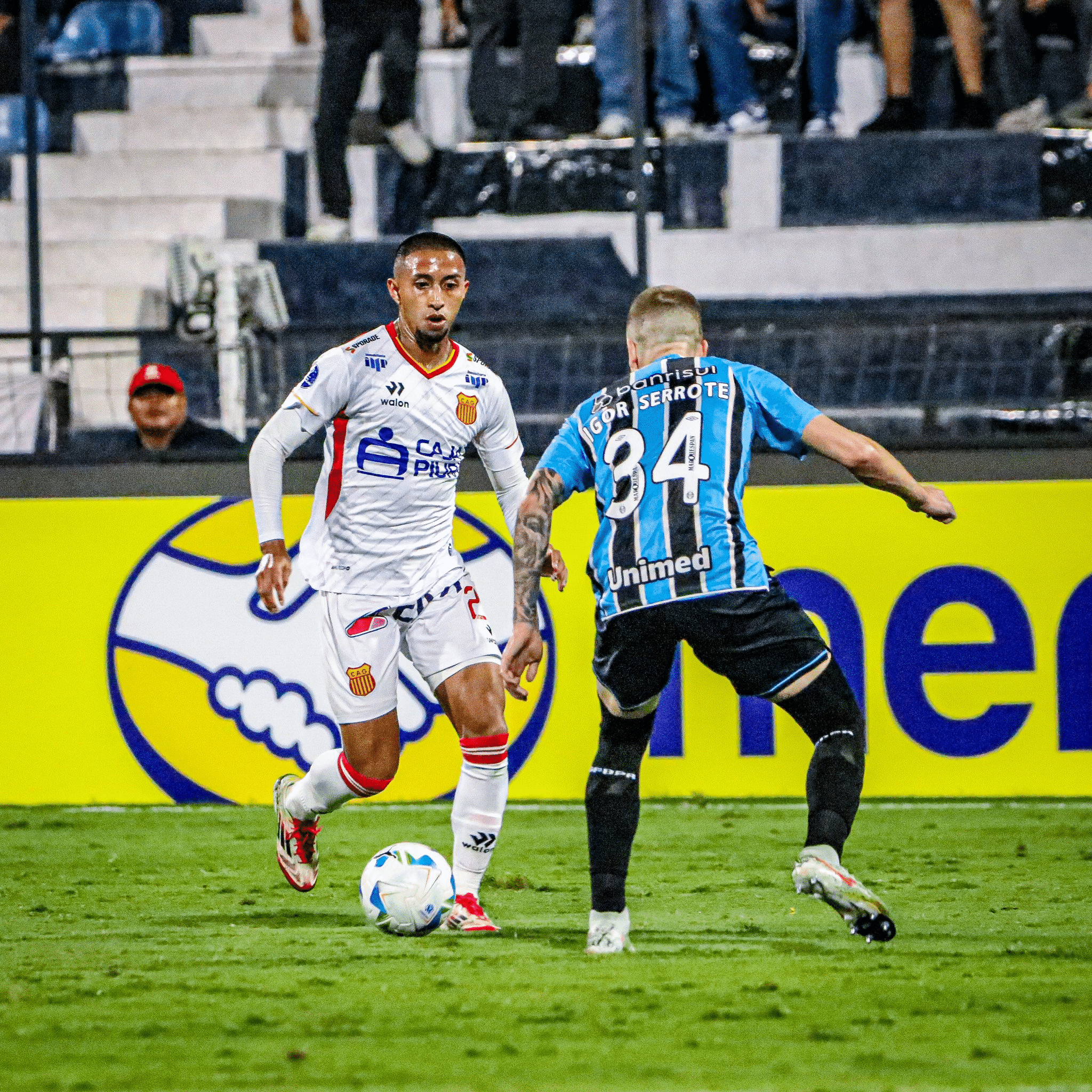 Vilca, do Atl&eacute;tico Grau, parte para cima de Serrote, do Gr&ecirc;mio