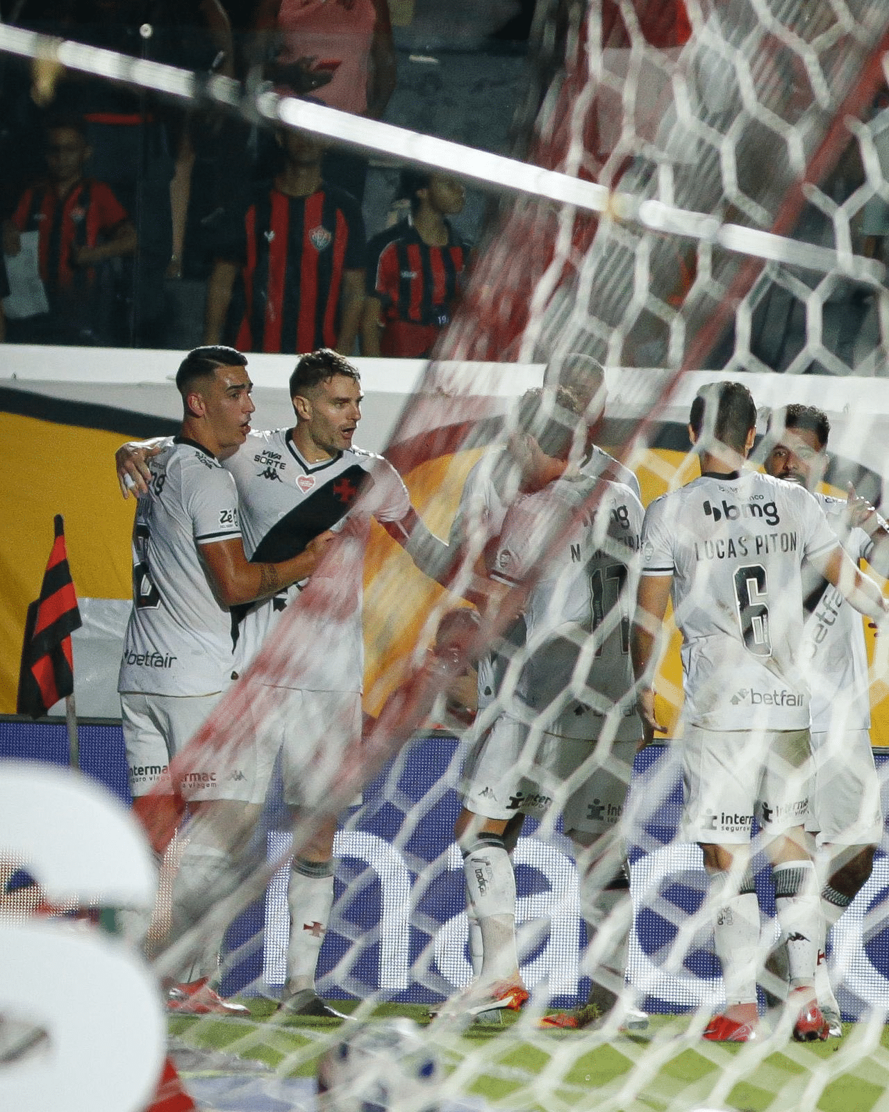 Puma, Vegetti e outros jogadores comemoram gol do Vasco