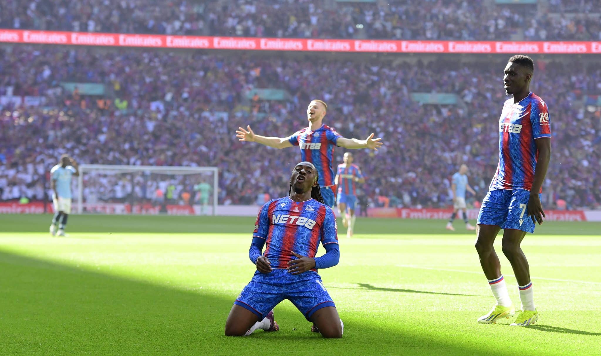 Textor sorri! Manchester City deixa t&iacute;tulo escapar com teimosia de Guardiola e  ex-United voando