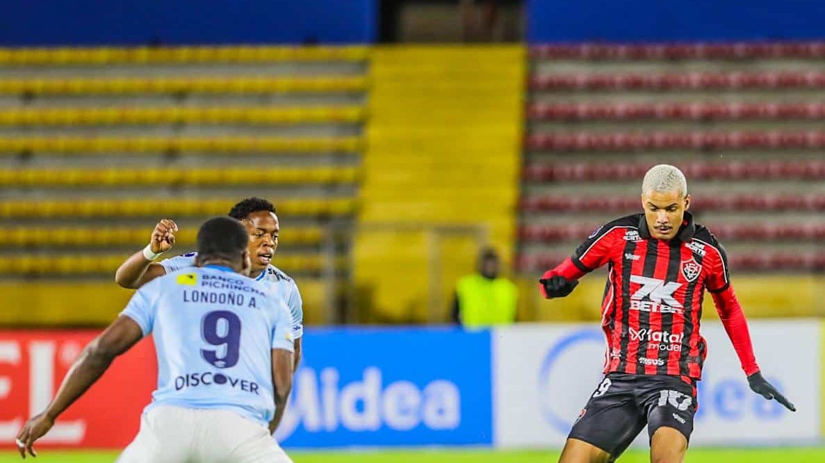 Janderson, do Vit&oacute;ria, em jogo contra Universidad Cat&oacute;lica