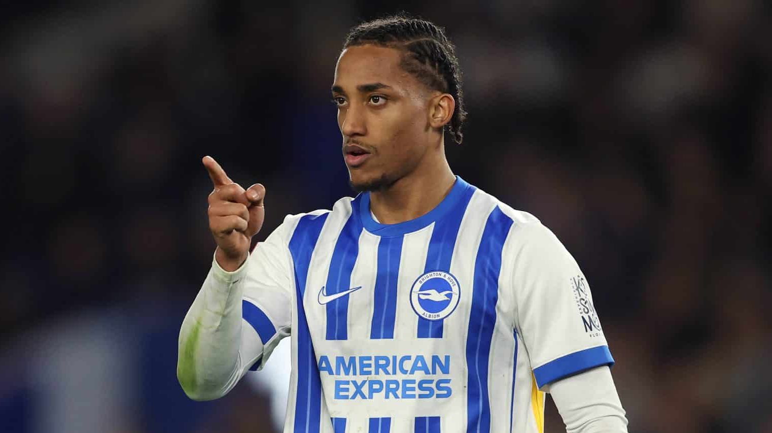 O atacante brasileiro Jo&atilde;o Pedro em jogo do Brighton