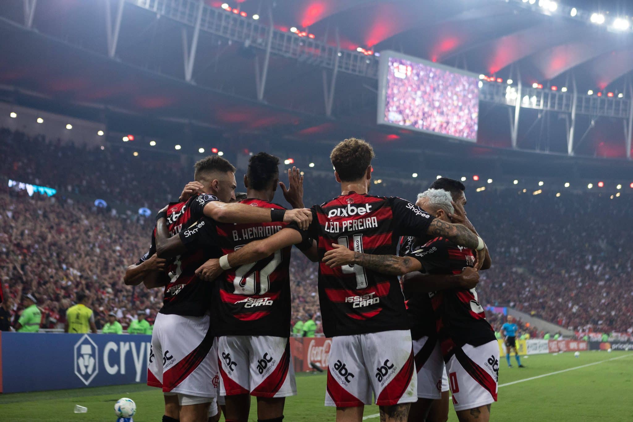Jogadores do Flamengo celebram gol em jogo contra a LDU