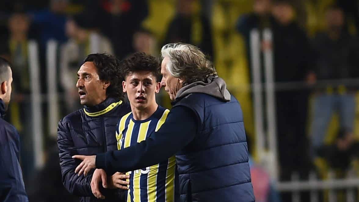 Jorge Jesus d&aacute; instru&ccedil;&atilde;o a Arda G&uuml;ler ap&oacute;s jogo do Fenerbah&ccedil;e