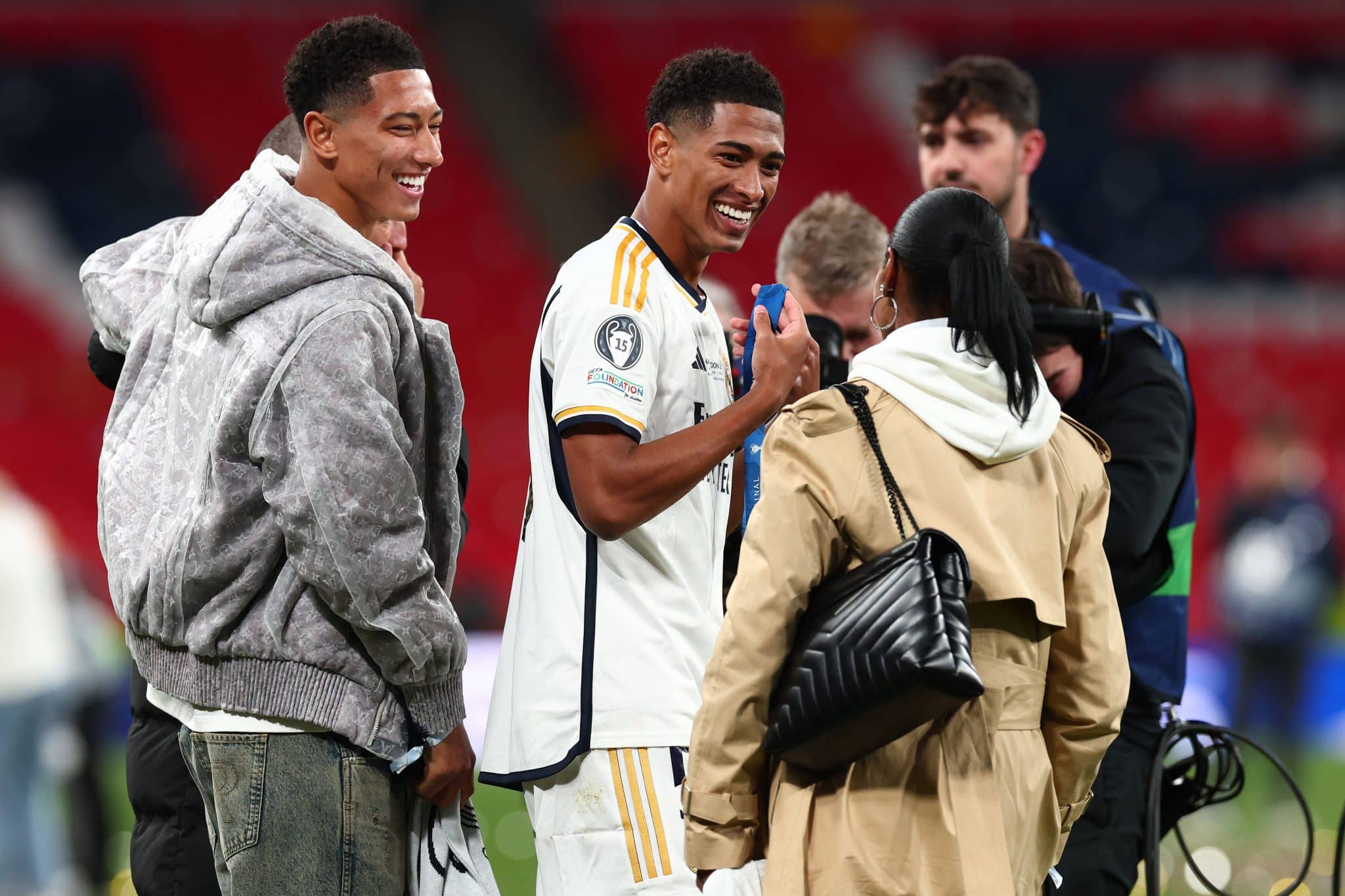 Jobe Bellingham ao lado do irm&atilde;o, Jude Bellingham, ap&oacute;s o t&iacute;tulo de Champions League do Real Madrid