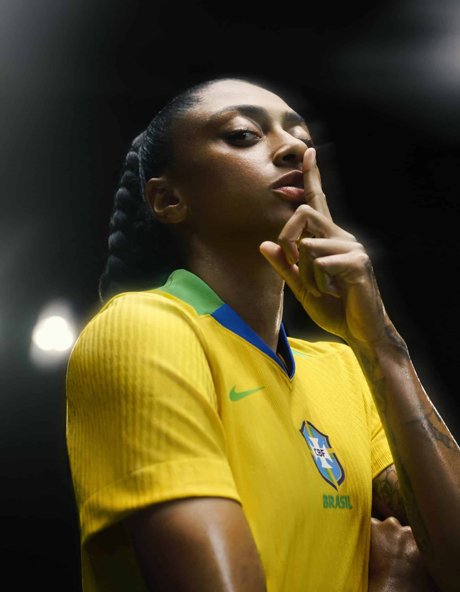Kerolin veste a nova camisa amarela da sele&ccedil;&atilde;o feminina Foto: (Divulga&ccedil;&atilde;o/Nike)